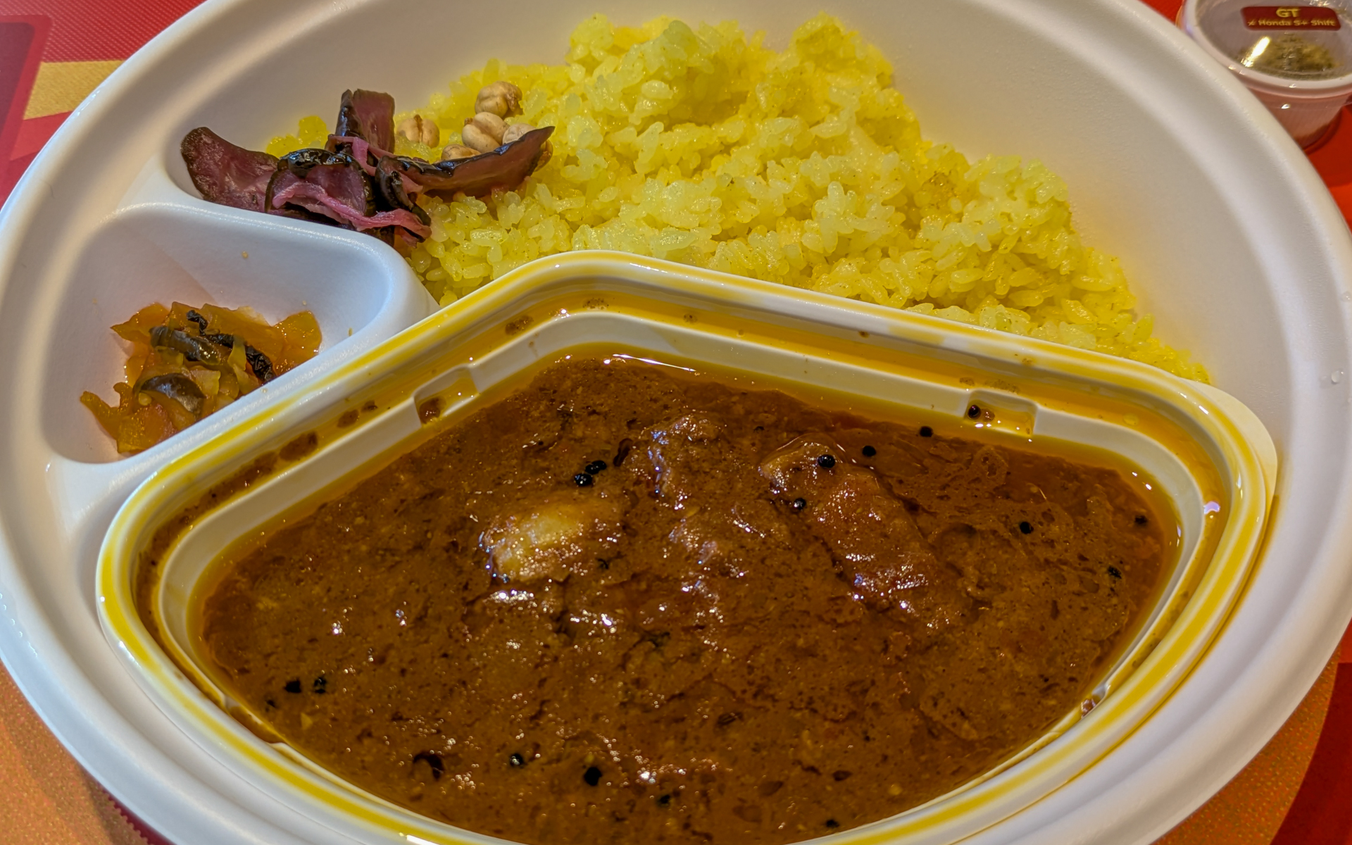 一条先生によると、スパイスをより楽しめるようにとターメリック米をチョイス。また、スパイスの味変だけでなく、食感の変化も楽しめるようにと「ひよこ豆」も少々トッピング。お新香は「スパイスの味変のタイミングで、口直しにつまんでもらえれば」とのこと