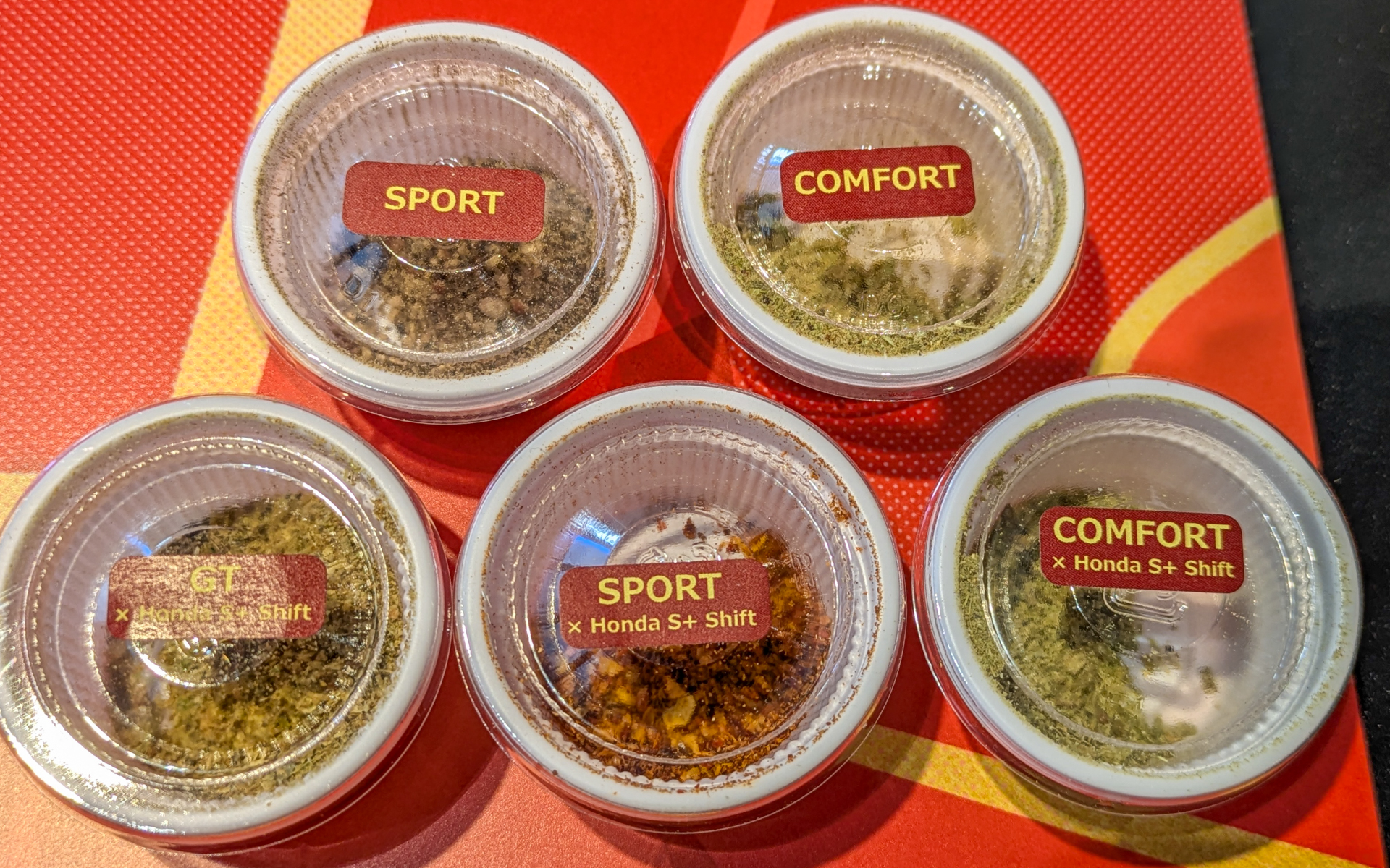 一条先生が魂を込めて調合した、プレリュードの乗り味の変化を体感できるスパイスは全5種類。記者のお気に入りは、口に含んだだけで額に汗が滲んでくる「SPORT×S＋Shift」。絶対にかけ過ぎ注意です