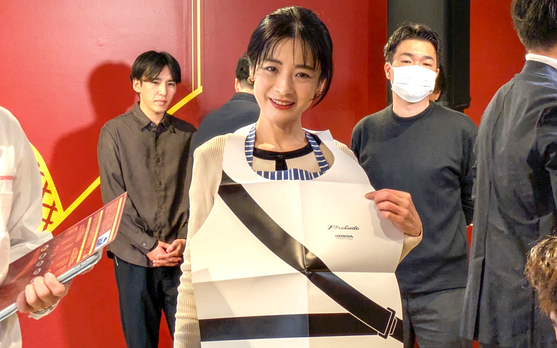 スパイスカレー購入者は、シートベルト柄の紙エプロンがもらえるので、白や明るい服で行っても大丈夫だ