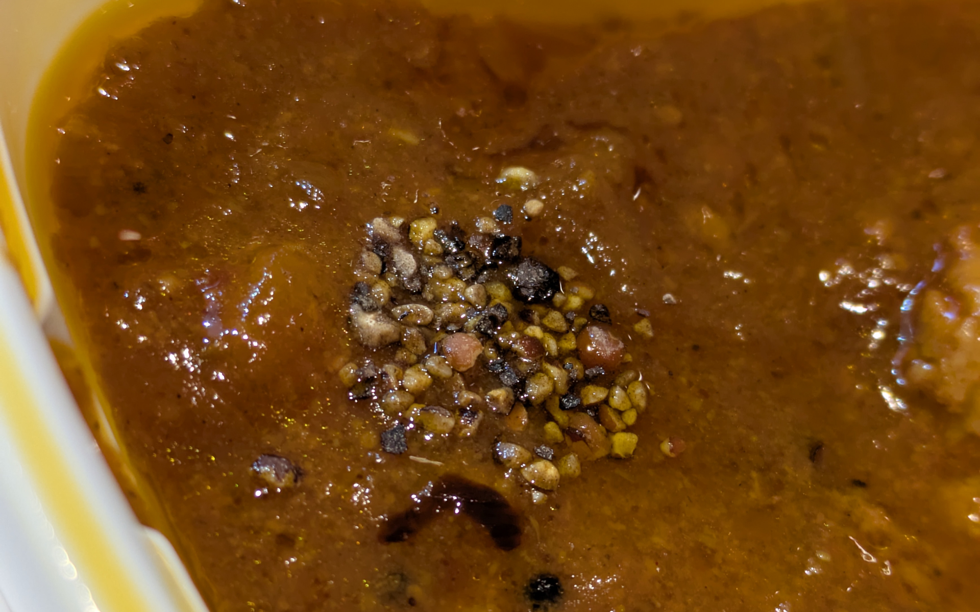 SPORTは、プレリュードのキビキビした走りをブラックペッパーの挽き方にバリエーションをつけることで表現したという。パウダー状と粗挽きにしたブラックペッパーが混ざっていることで、強弱のついた辛味の香りとキレのある味を楽しめました。意外と辛い（汗）