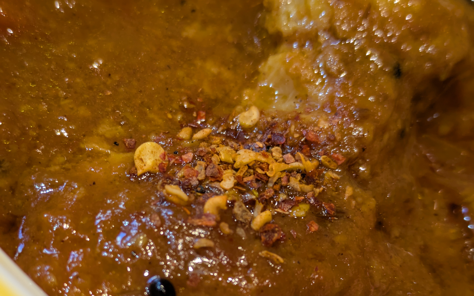 SPORT×S＋Shiftは、花椒の華やかな香りとチリペッパーを混ぜて粗挽きにしたことで過激な走りをイメージしたという通り、かなり刺激的な辛さ。ただし麻辣のような病みつきになる辛さで、ついついスプーンが伸びました