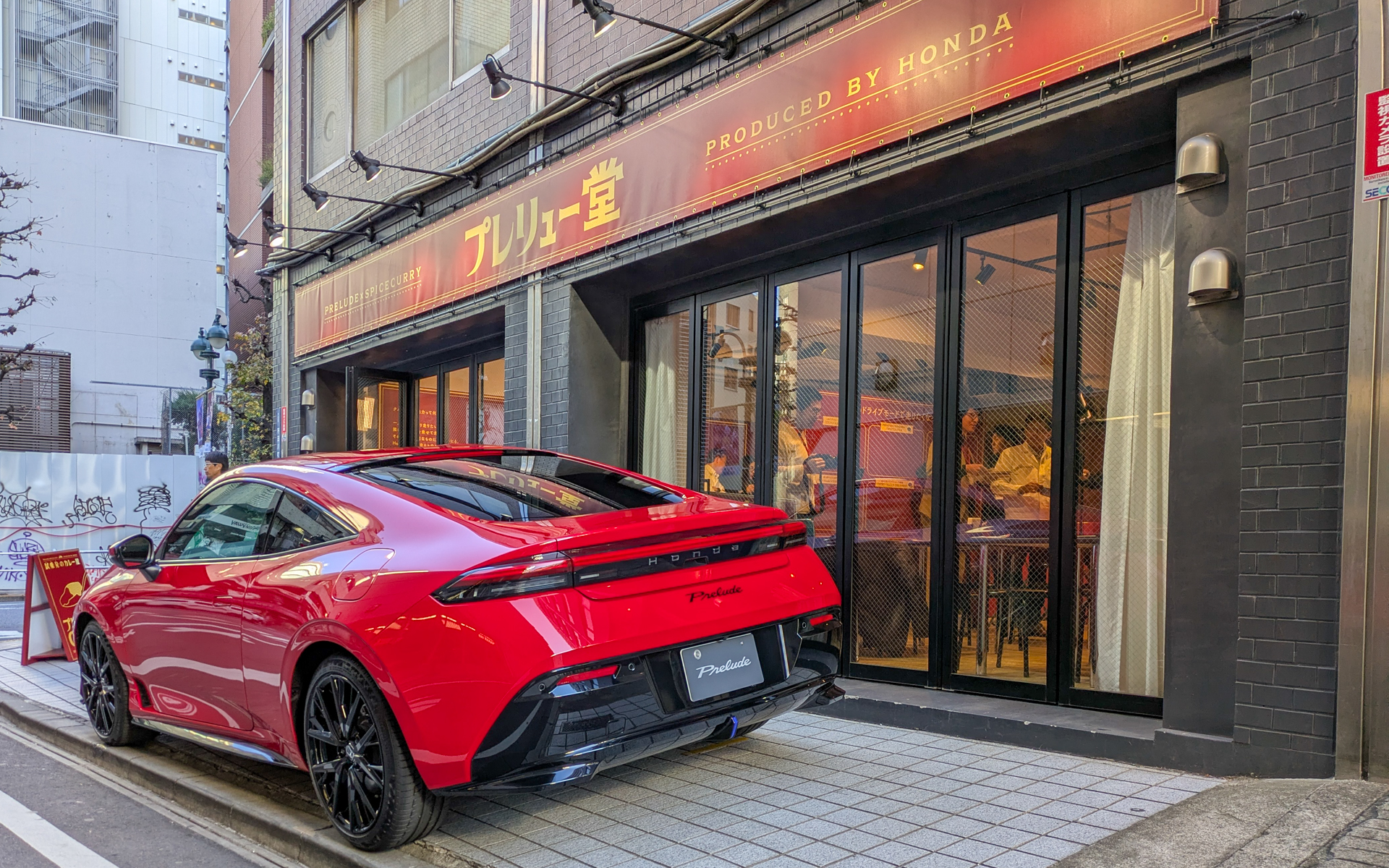 赤いプレリュードと赤い看板が目印です！