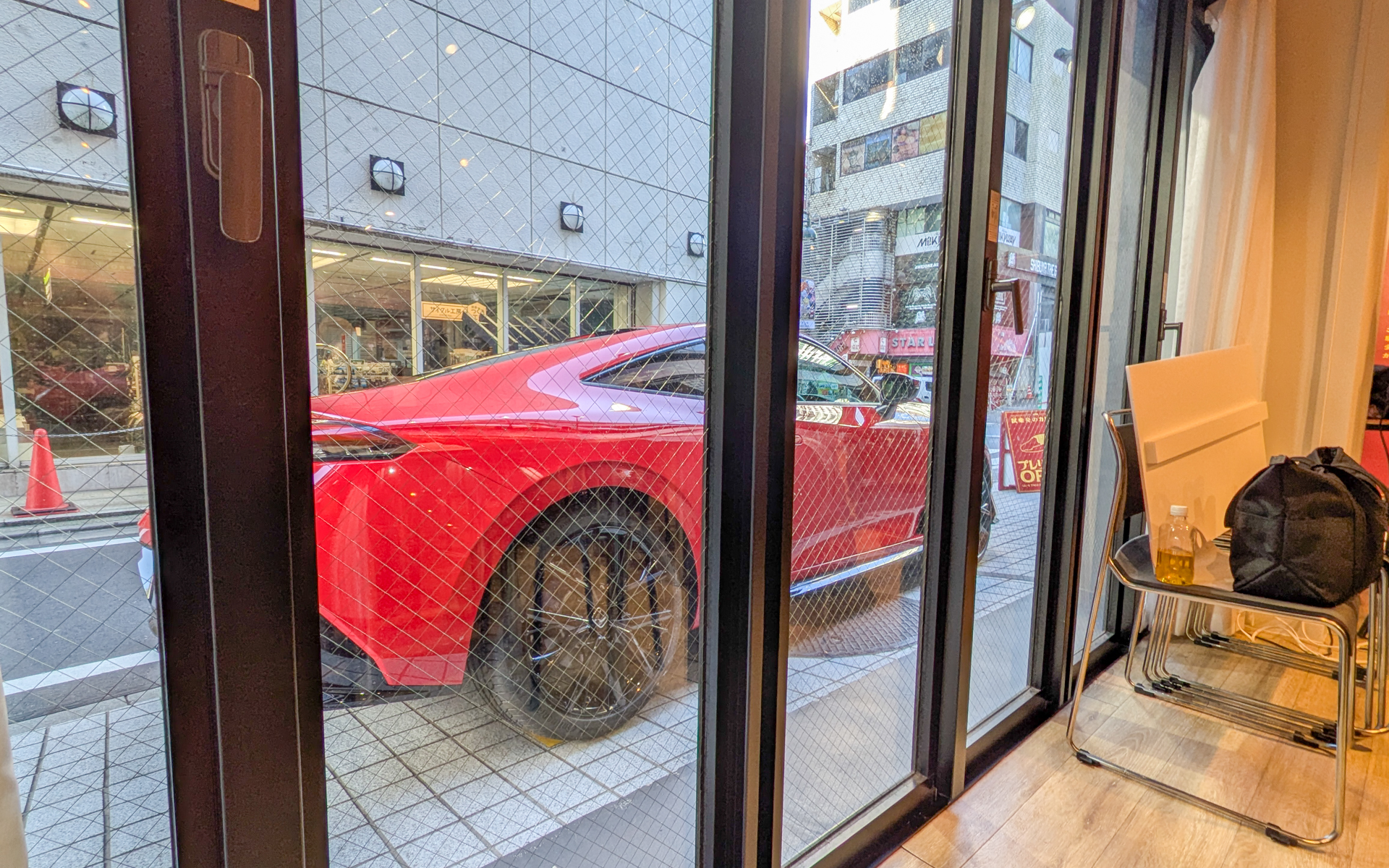 窓際の席に座れば新型プレリュードを眺めながらカレーを楽しめます