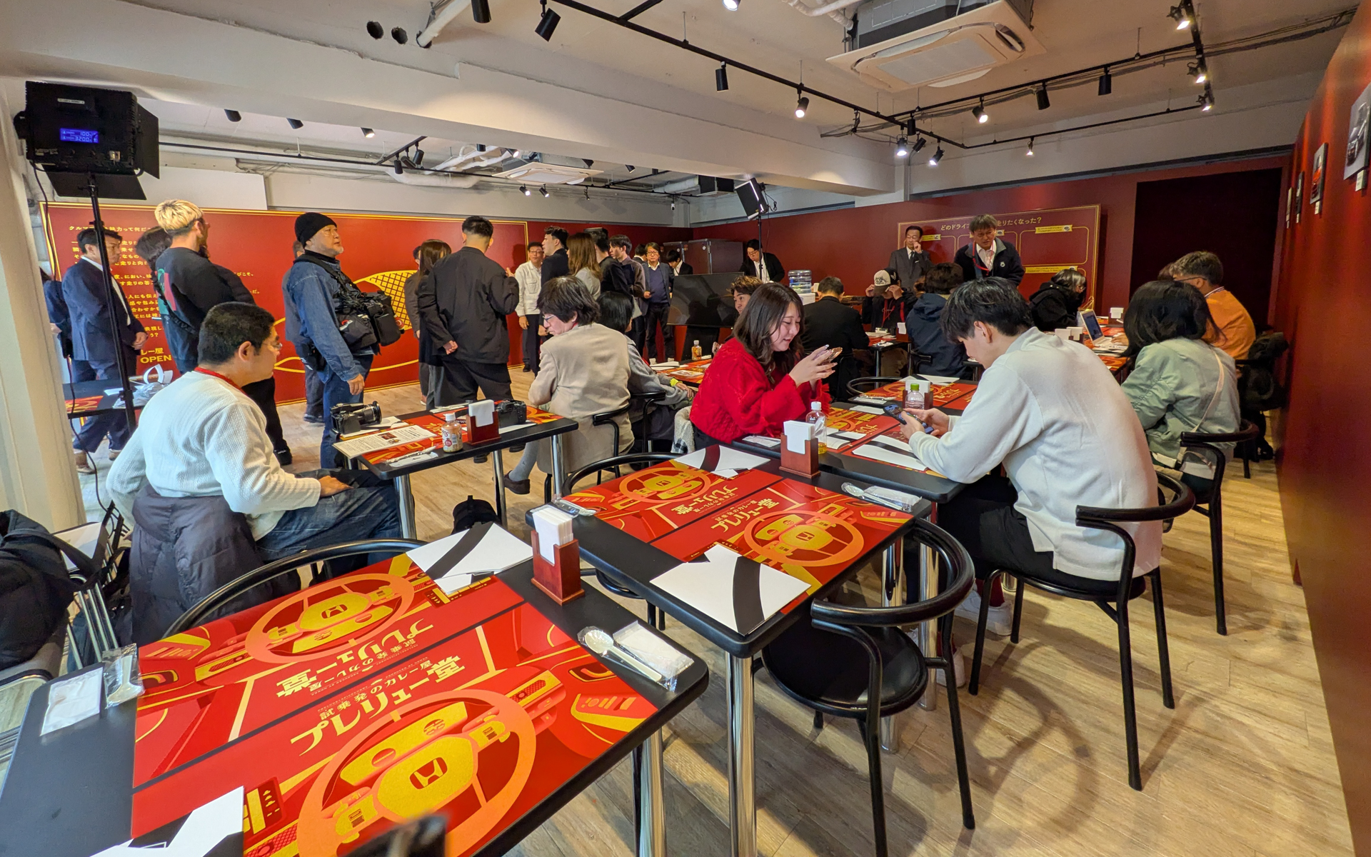 店内の様子（取材対応のためテーブルと座席は減っています）