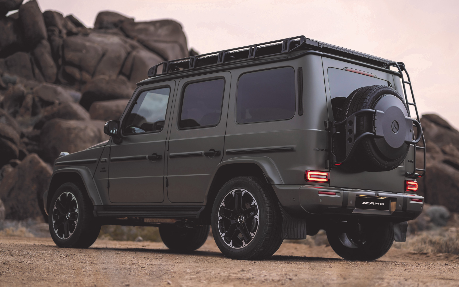 PROFESSIONAL仕様のルーフラゲッジとスペアタイヤホルダーを採用