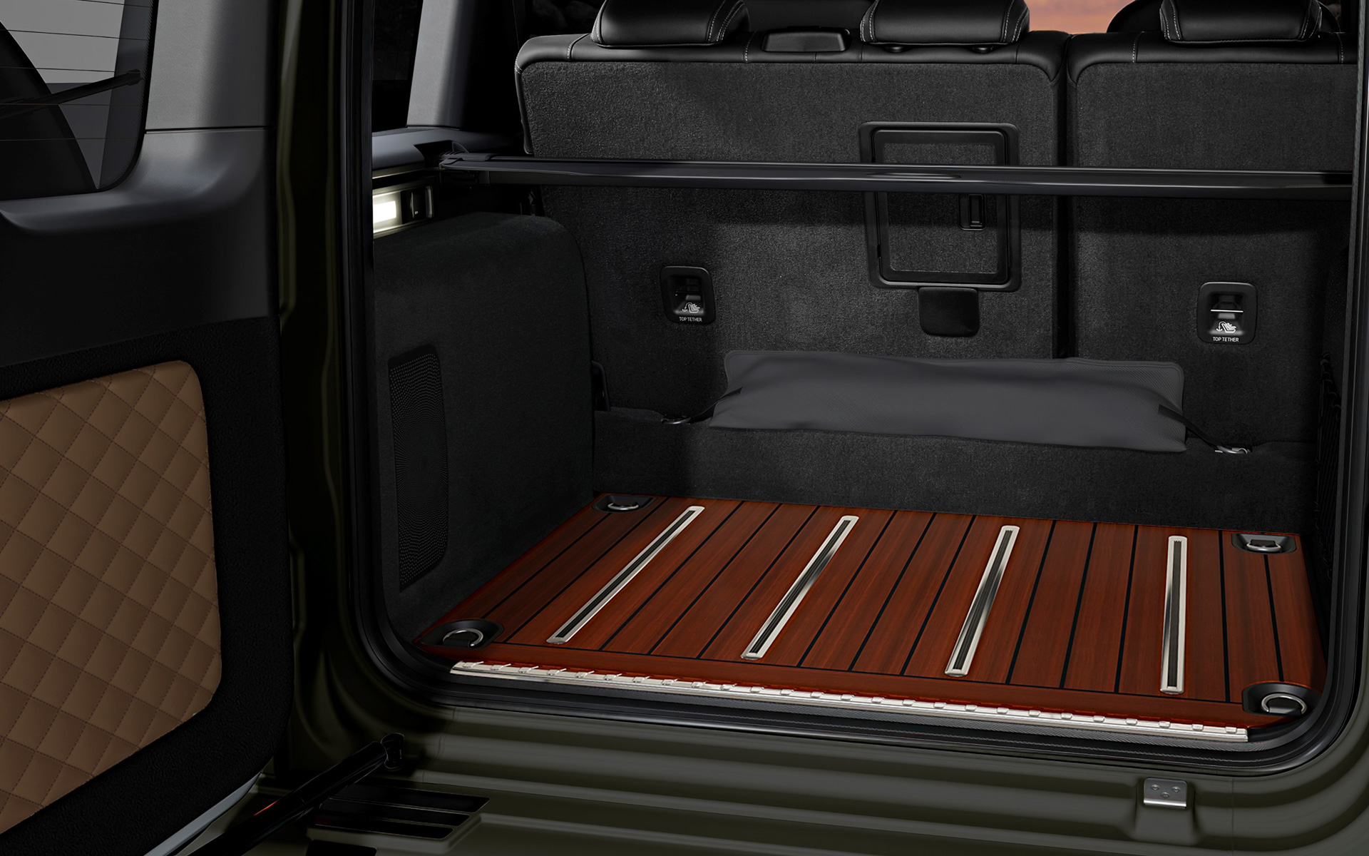 ラゲッジスペース床面がウッド張りとなる「MANUFAKTURチェリーウッドラゲッジフロア」を装備