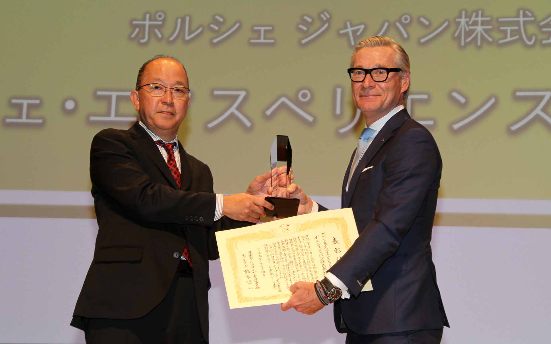 実行委員特別賞に選ばれた「ポルシェ・エクスペリエンスセンター東京」。8月1日付で代表取締役社長に就任したイモー・ブッシュマン氏は、「50年近くの歴史を誇る日本カー・オブ・ザ・イヤーにおいて、ポルシェ・エクスペリエンスセンター東京（ポルシェジャパン）を、実行委員特別賞に選んでいただき、大変光栄に存じます。今年はポルシェジャパンが30年を迎えた節目の年の中、成熟した自動車文化と、自動車への高い情熱を持つここ日本で、初めてポルシェがこの栄えある賞をいただき、非常に喜ばしい思いです。ポルシェの大型ブランド体験施設を設立したことは、われわれの日本市場へのコミットメントを示しています。ここはポルシェの『ブランド体験』『地域共生』を体現する開かれた拠点として機能しており、いまや木更津の重要な一部となっています。今後もスポーツカーを通じた自動車文化の発展とモビリティ社会への貢献を目指し、ポルシェジャパンは活動を継続いたします」とコメント