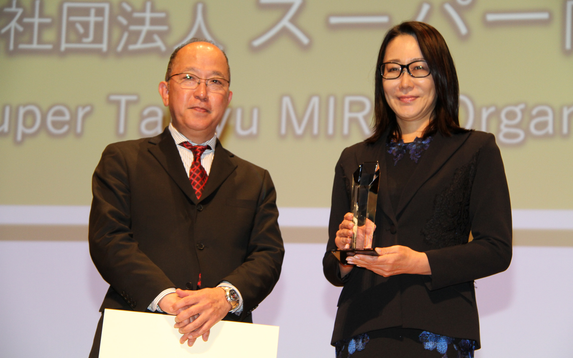 実行委員特別賞に選ばれた「共挑の未来のクルマづくりへの取り組みと、日米モータースポーツの文化交流」。代表して登壇したSTMO（スーパー耐久未来機構）の桑山晴美氏は「この度はこのような賞を受賞できるとは夢にも思っておりませんでした。私どもは場を提供させていただいただけでございまして、やはり未来に向かって挑戦されている国内5メーカーさま、ENEOSさま、ブリヂストンさま、皆さまの受賞だと思っております。またレースの中でこういった挑戦を許していただいた参加全エントランスの皆さまにもこの場を借りてお礼を申し上げたいですし、エントラントの皆さまとともに受賞をさせていただいたと思っております。ST-Qクラスでございますが、未来に向けた挑戦ということで今も続いておりますが、やはり私個人的に感じますのは挑戦はもちろんなんですけれども、メーカーさま同士の絆みたいなものがすごく深まっているように感じます。それがまたメーカーさまの垣根を越えて新しい未来を作っていくのではないかと非常に感じております」と述べた