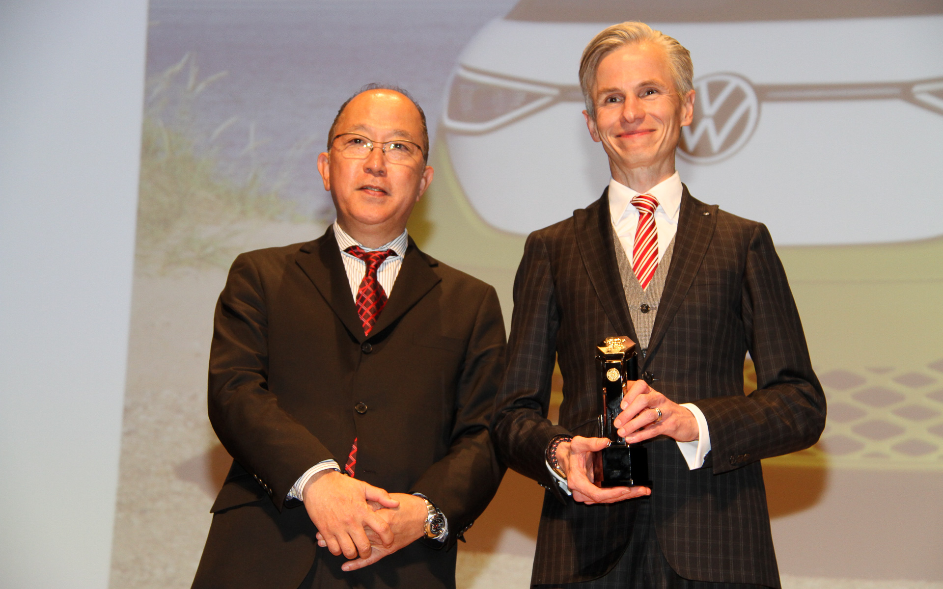 2025-2026 デザイン・カー・オブ・ザ・イヤーに選ばれた「フォルクスワーゲン ID.Buzz」。フォルクスワーゲンブランドディレクターのマーティン・ザーゲ氏は「今回のID.Buzzですが、選考委員の皆さまだけでなく多くの日本のお客さまの心の琴線に触れることができたのではないかと思います。ID.Buzzのラインの1つひとつは、お客さまに寄り添いたいという私たちの気持ちと温かさを表しておりますので、これはまさにオリジナルのT2から継承したデザインでございます。まずはチームと喜びを分かち合いたいと思います」とコメントした