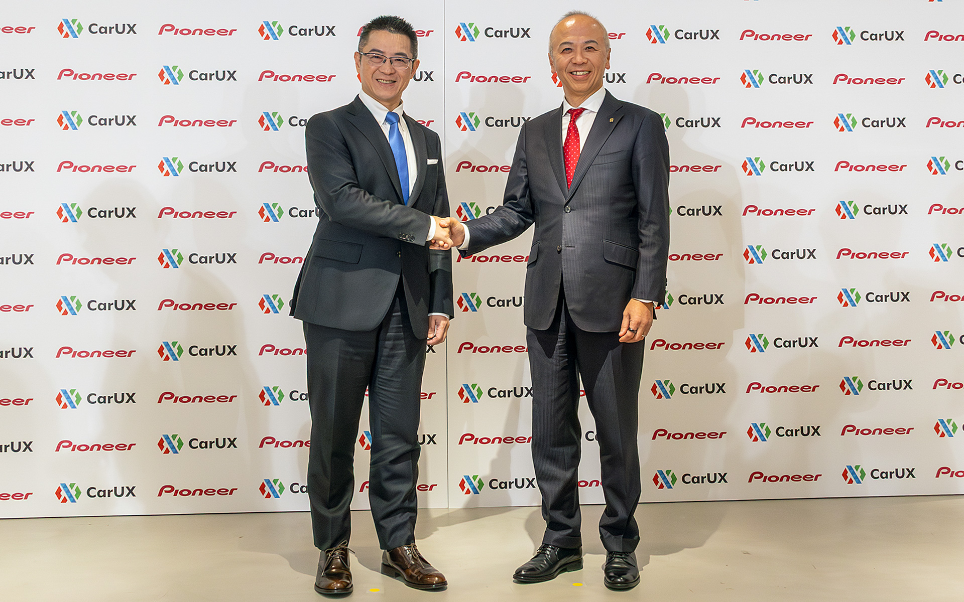 CarUXとパイオニアが株主変更に関する合同記者会見を開いた。登壇者は左がInnolux Corporation Chairman＆CEO兼CarUX Holding Limited ChairmanのJin-Yang（Jim） Hung氏と、右がパイオニア 代表取締役兼社長執行役員の矢原史朗氏