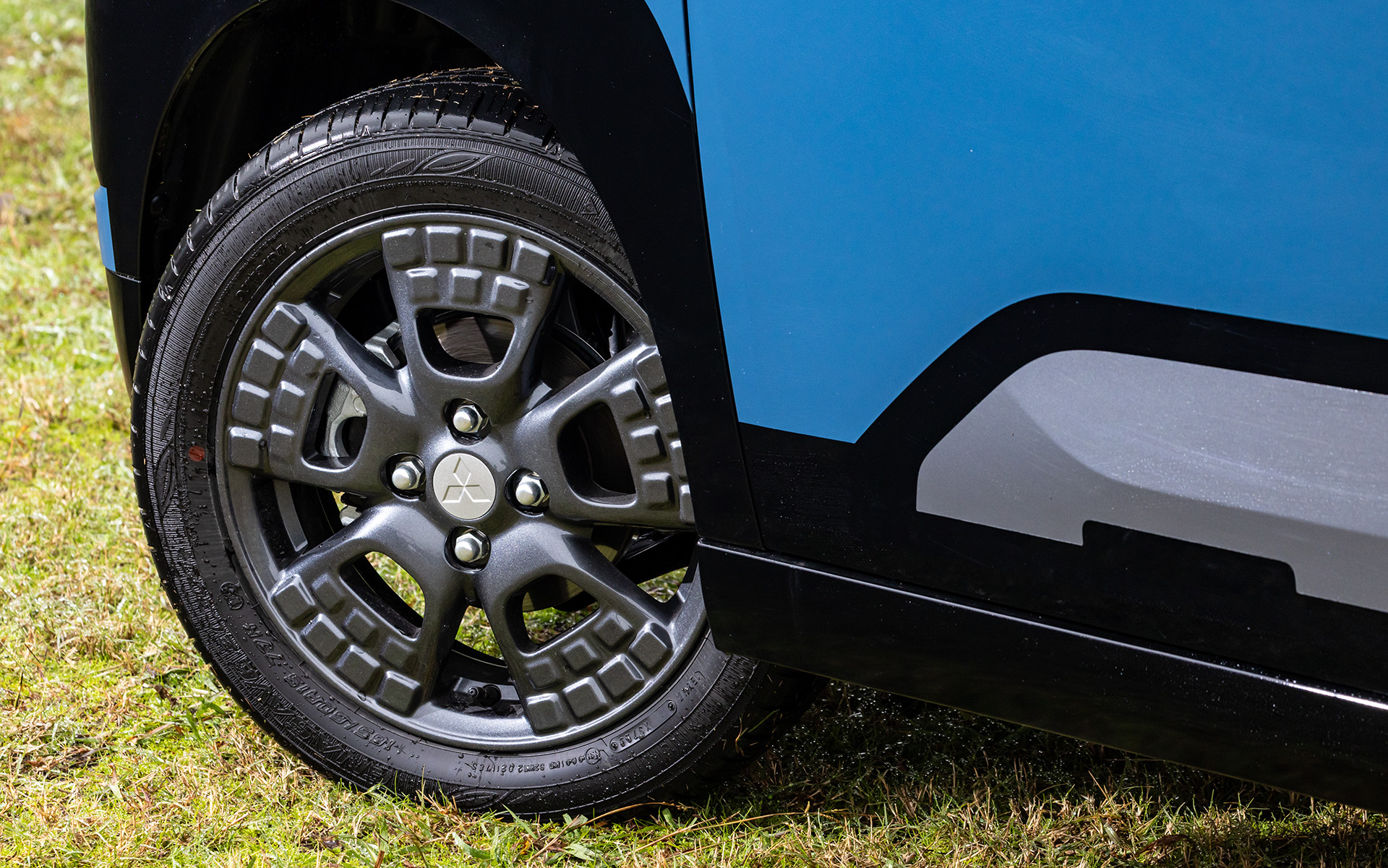 タイヤはダンロップの「エナセーブ」でサイズは前後とも165/60R15