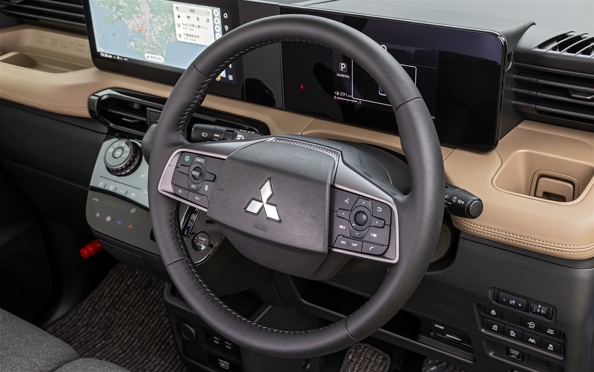ステアリングは2本スポーク。左にエンタメ系、右にACCやADASといった機能系のボタンが配置されている