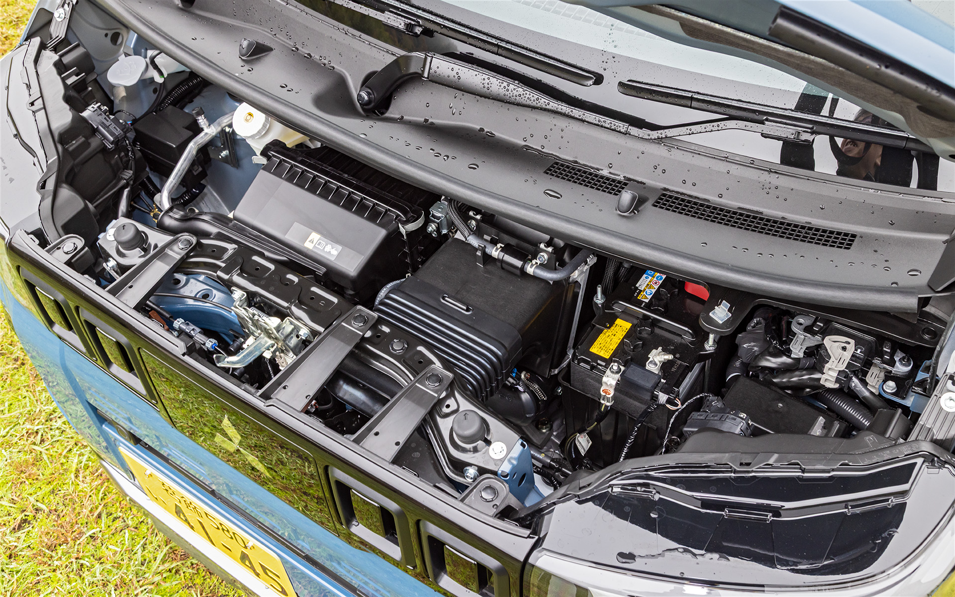 パワートレーンは直列3気筒0.66リッターでインタークーラー付きターボチャージャーを搭載するBR06型。最高出力は47kW（64PS）/5600rpm、最大トルクは100Nm/2400-4000rpmを発生。そこにCVT（自動無段変速機）が組み合わせられる