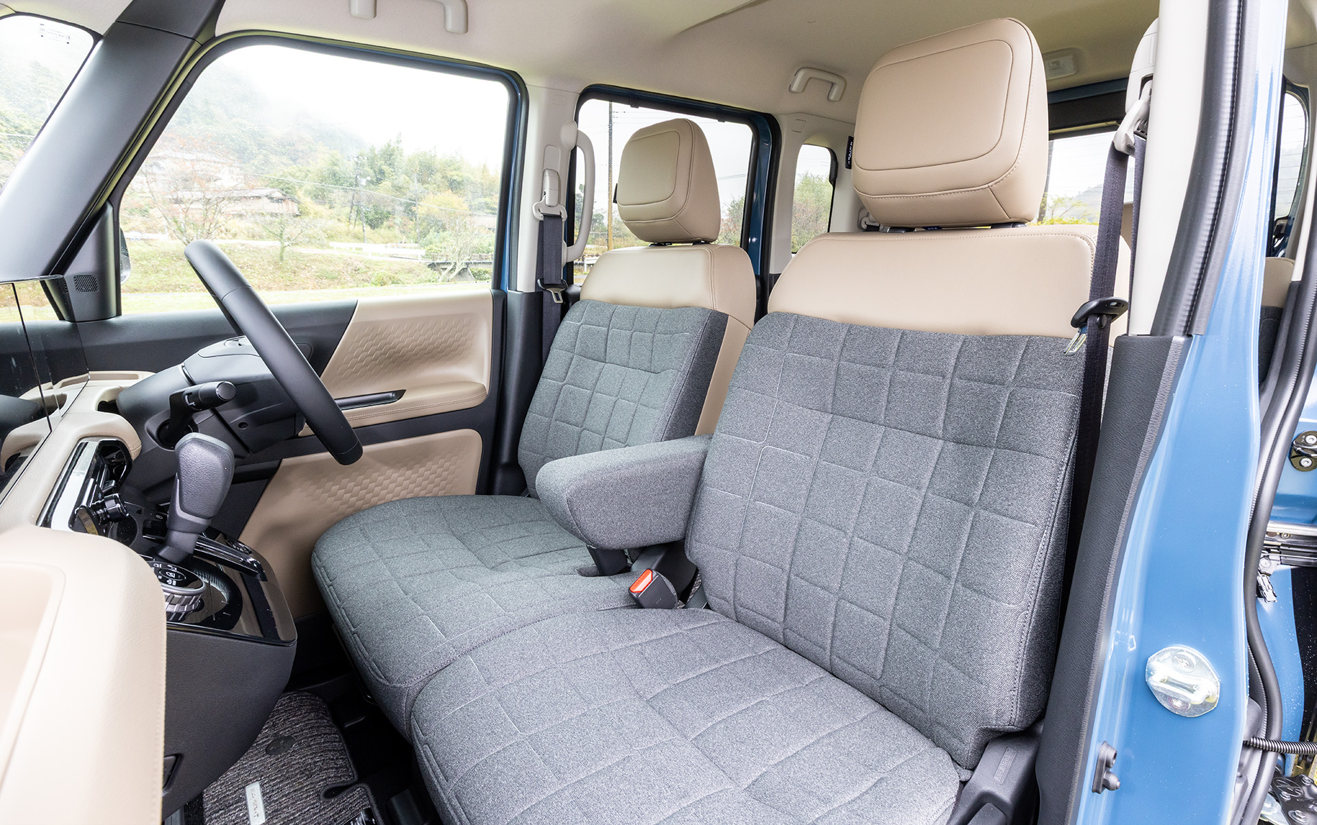 試乗車の内装はベージュ。肌触りのよい合成皮革＆ファブリックを使用した新素材と、ホールド感を増した新形状のシートを採用。ソファーのような上質な座り心地を実現している