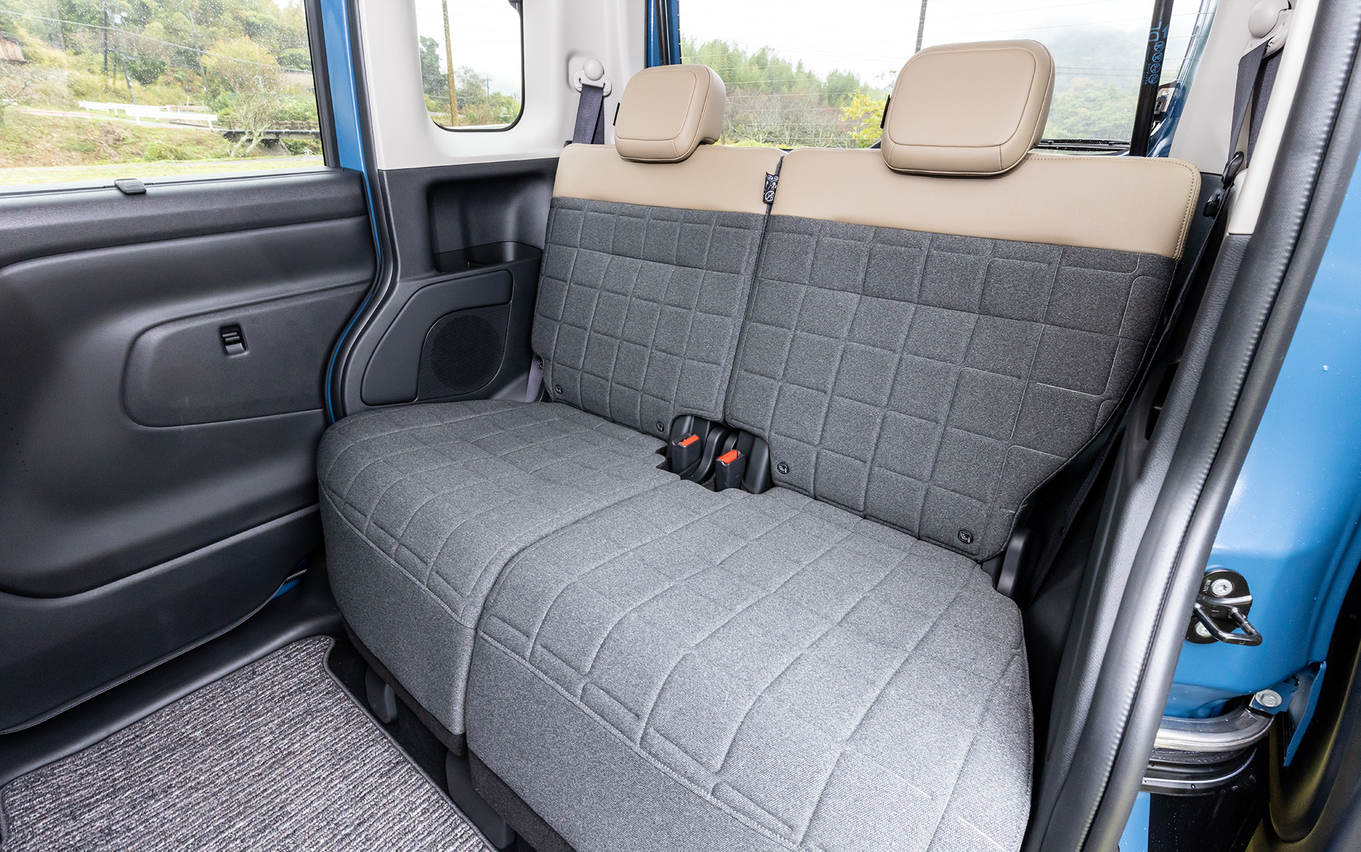 試乗車の内装はベージュ。肌触りのよい合成皮革＆ファブリックを使用した新素材と、ホールド感を増した新形状のシートを採用。ソファーのような上質な座り心地を実現している