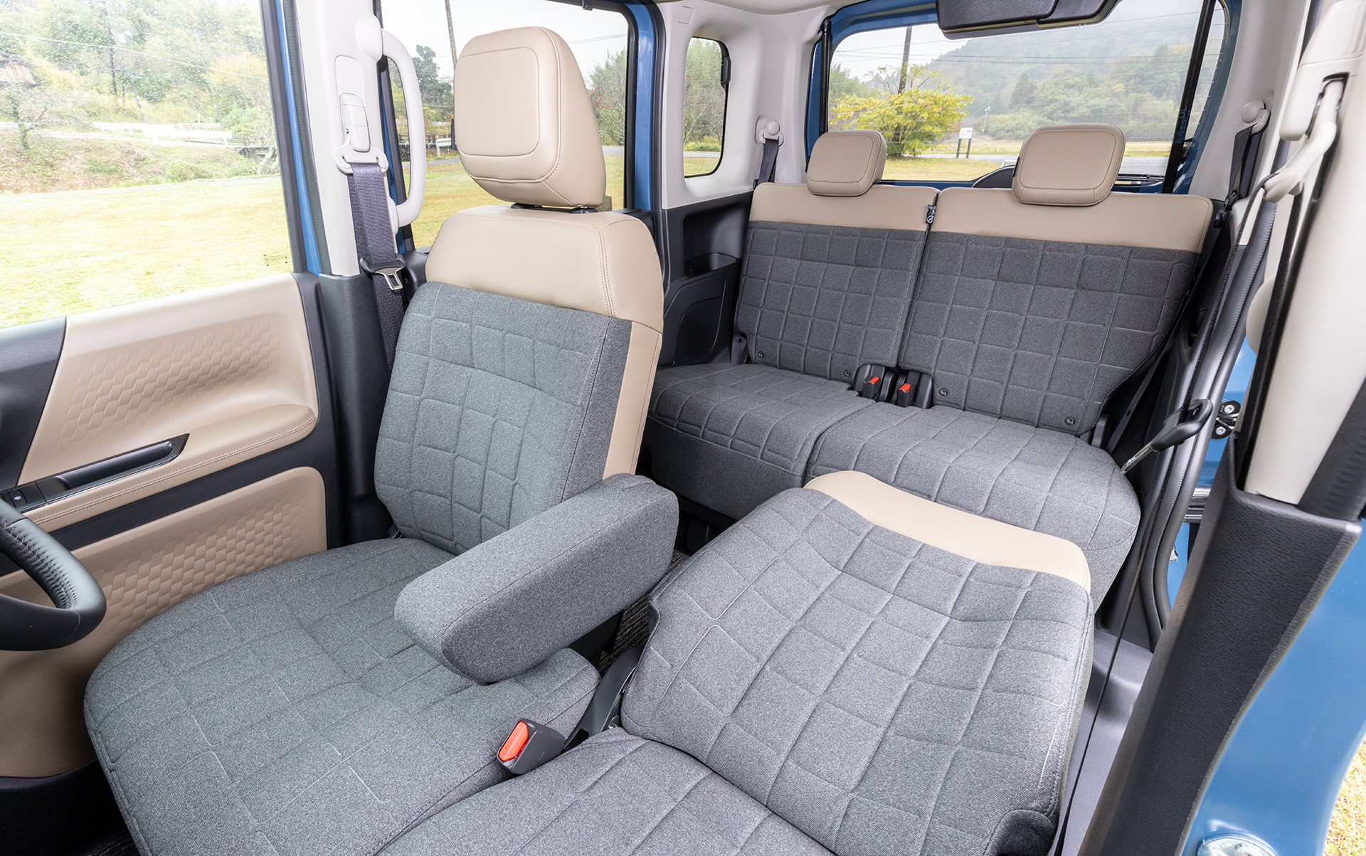 前席のヘッドレストを外して背もたれを倒せば、後席のシートとつながるようにしてありフルフラット状態を作りやすくなっている