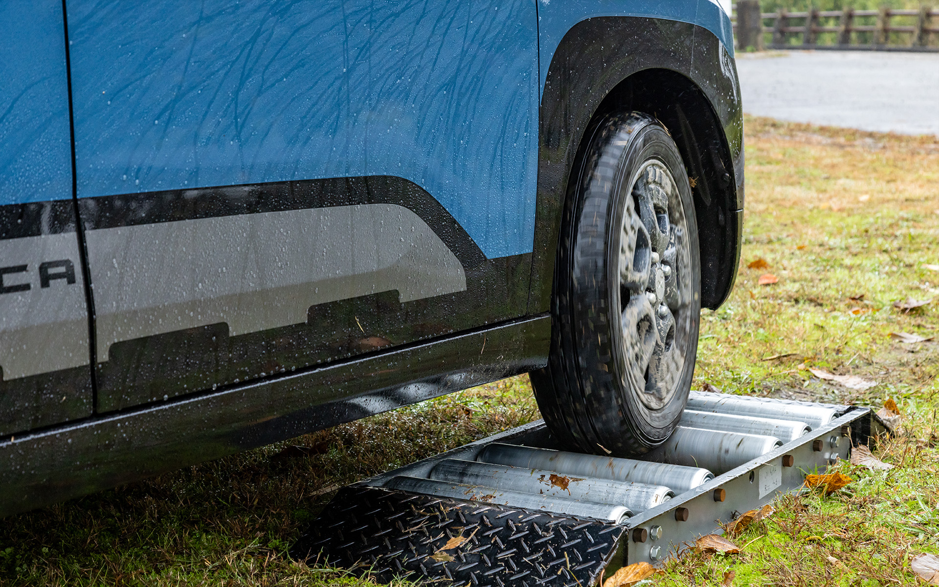 試乗会では前輪片側をローラーに乗せ、トラクションコントロール制御の繊細さも体感できた