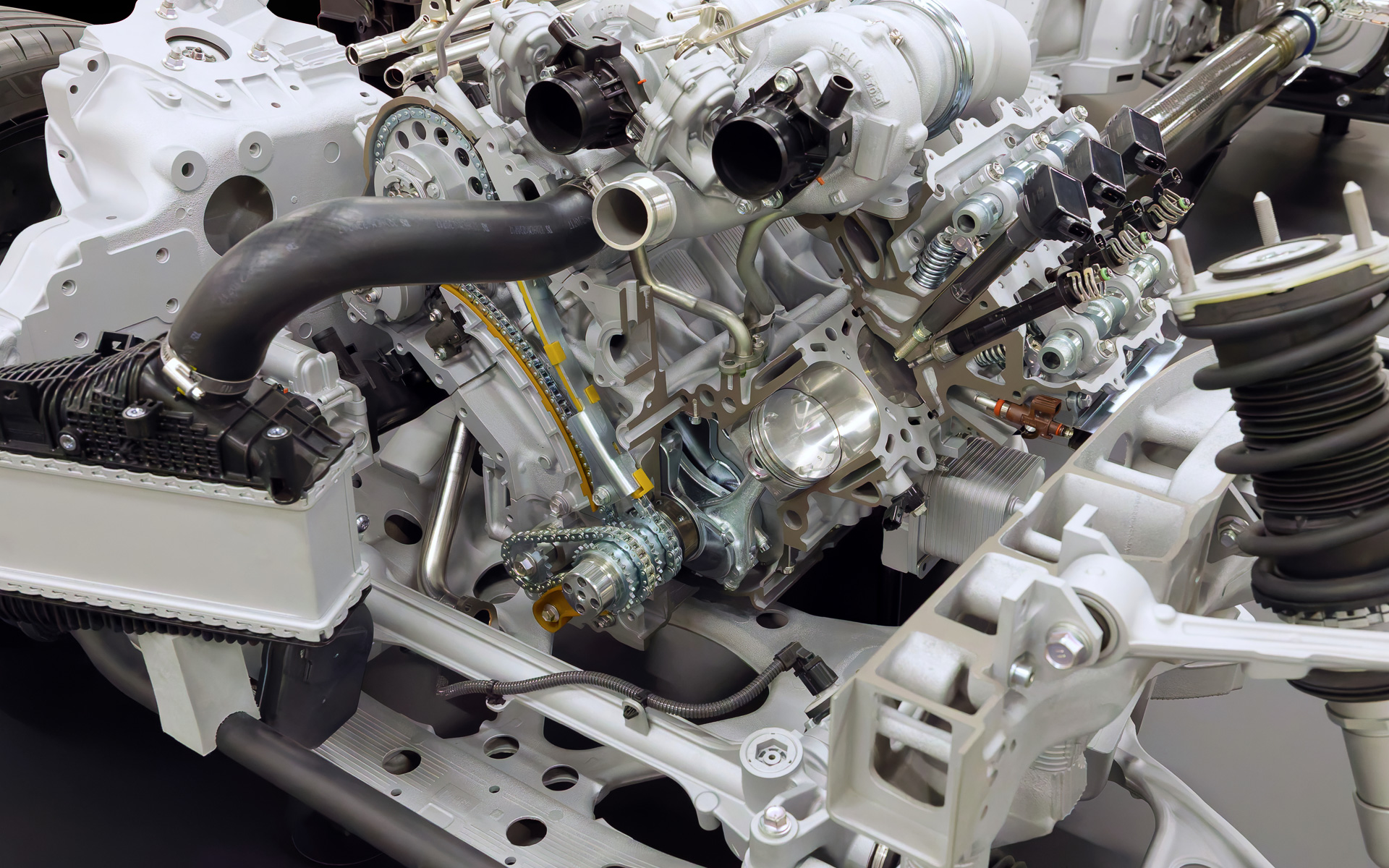 V型8気筒エンジン近影。見て分かるようにVバンクは90度。ボンネットを低くしたかったという