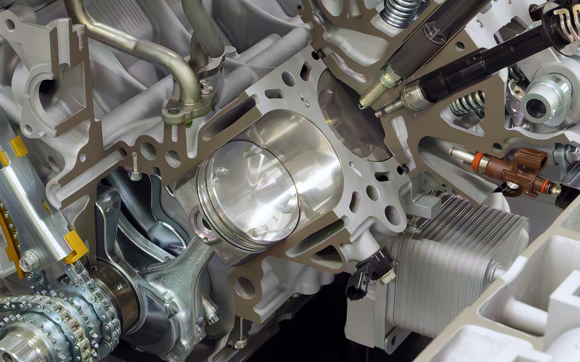 燃焼室は思ったよりもフラット。ショートストロークであることが見て分かる。プラグは排気側、インジェクターはほぼ中央、バルブはロッカーアーム式となる