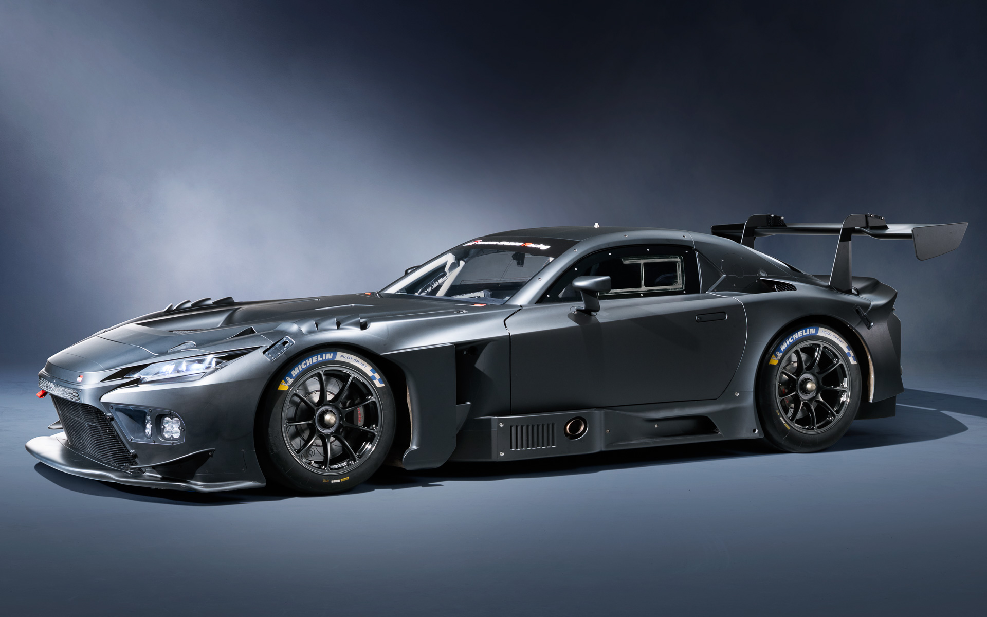 GR GT3。フロントの低く長いボンネットが印象的