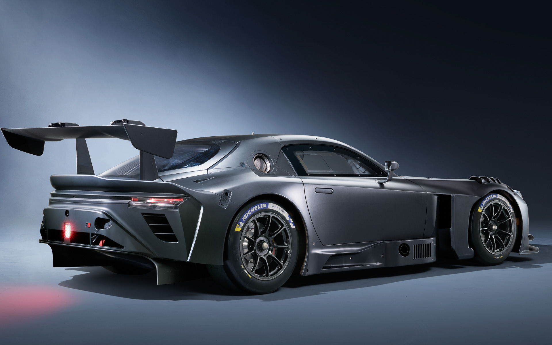 そびえ立つリアウィング。直線基調で構成されるボディからは、中島飛行機の「彩雲」ぽさがあるなと思ってしまうかも