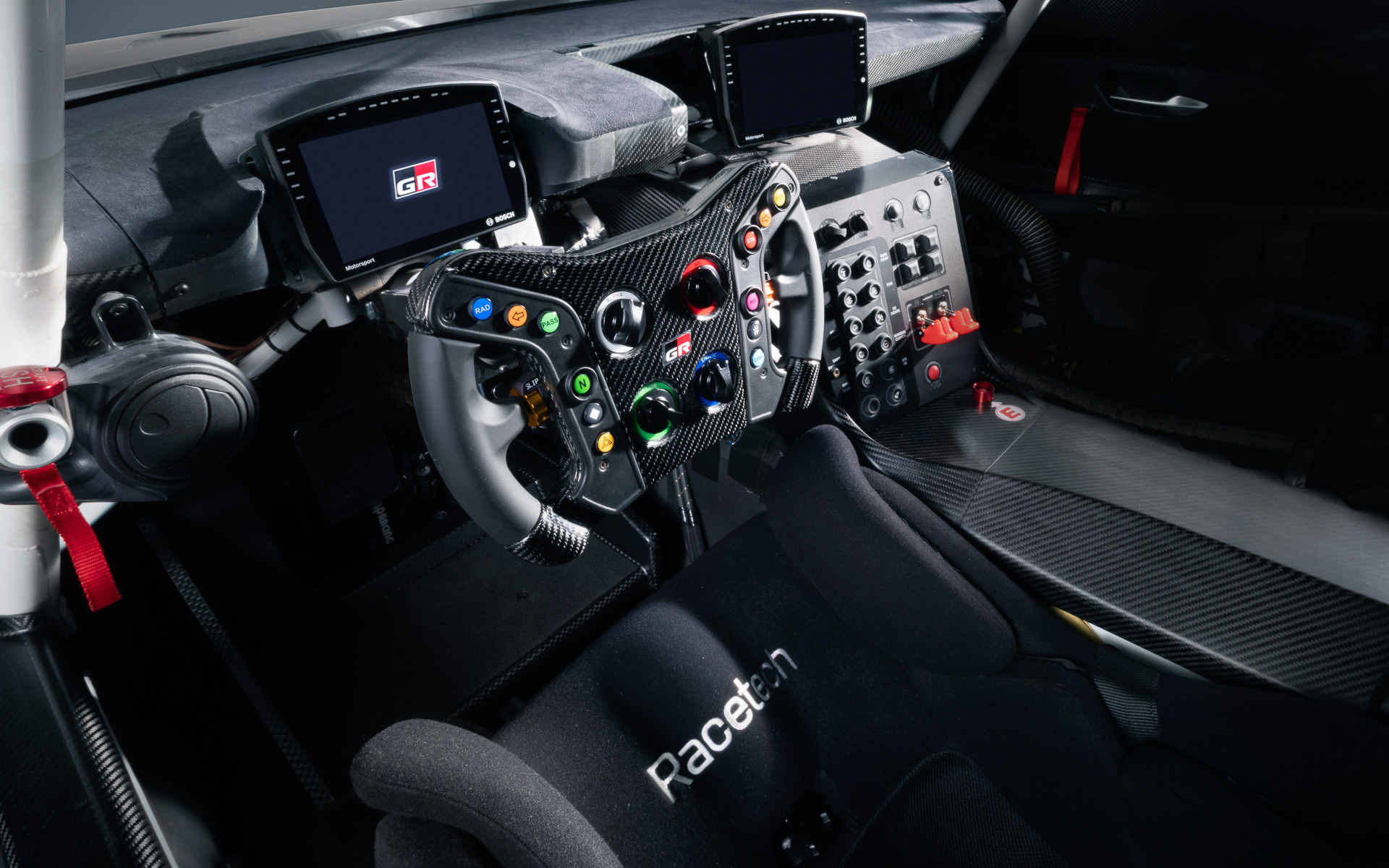 GR GT3のコクピット。さまざまなエンジンモードがあることを予想させる