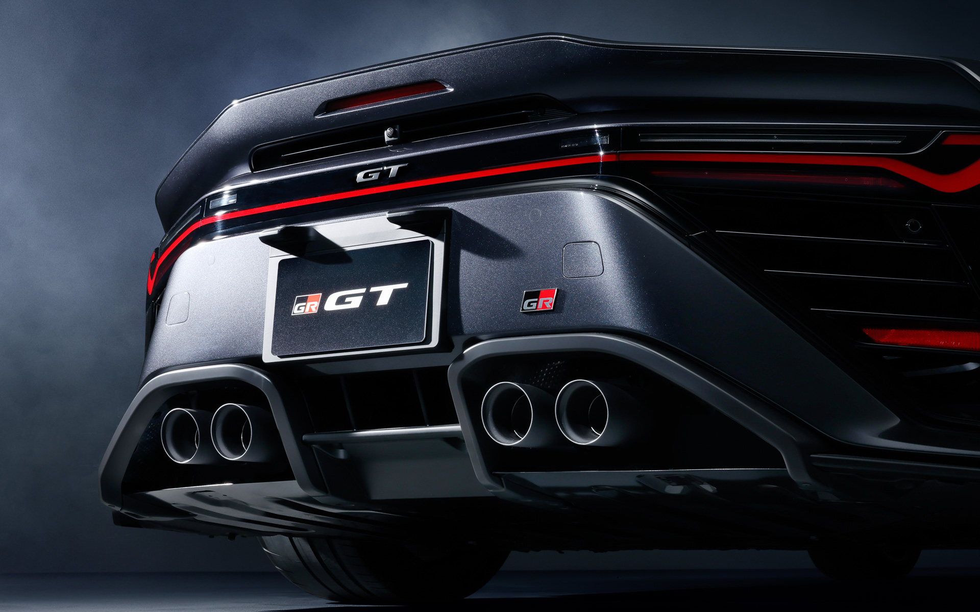 V型8気筒エンジンのためか、マフラーは4本出し。下まわりの空気の流れもよさそう