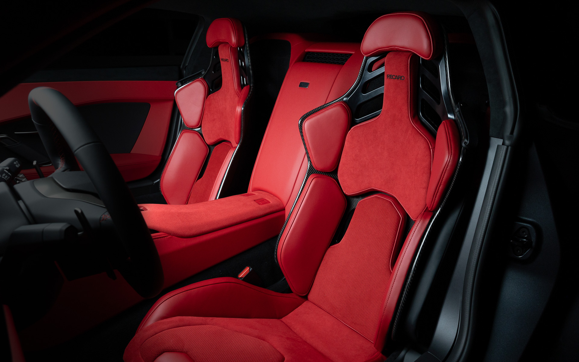 レカロ製のシートを採用する