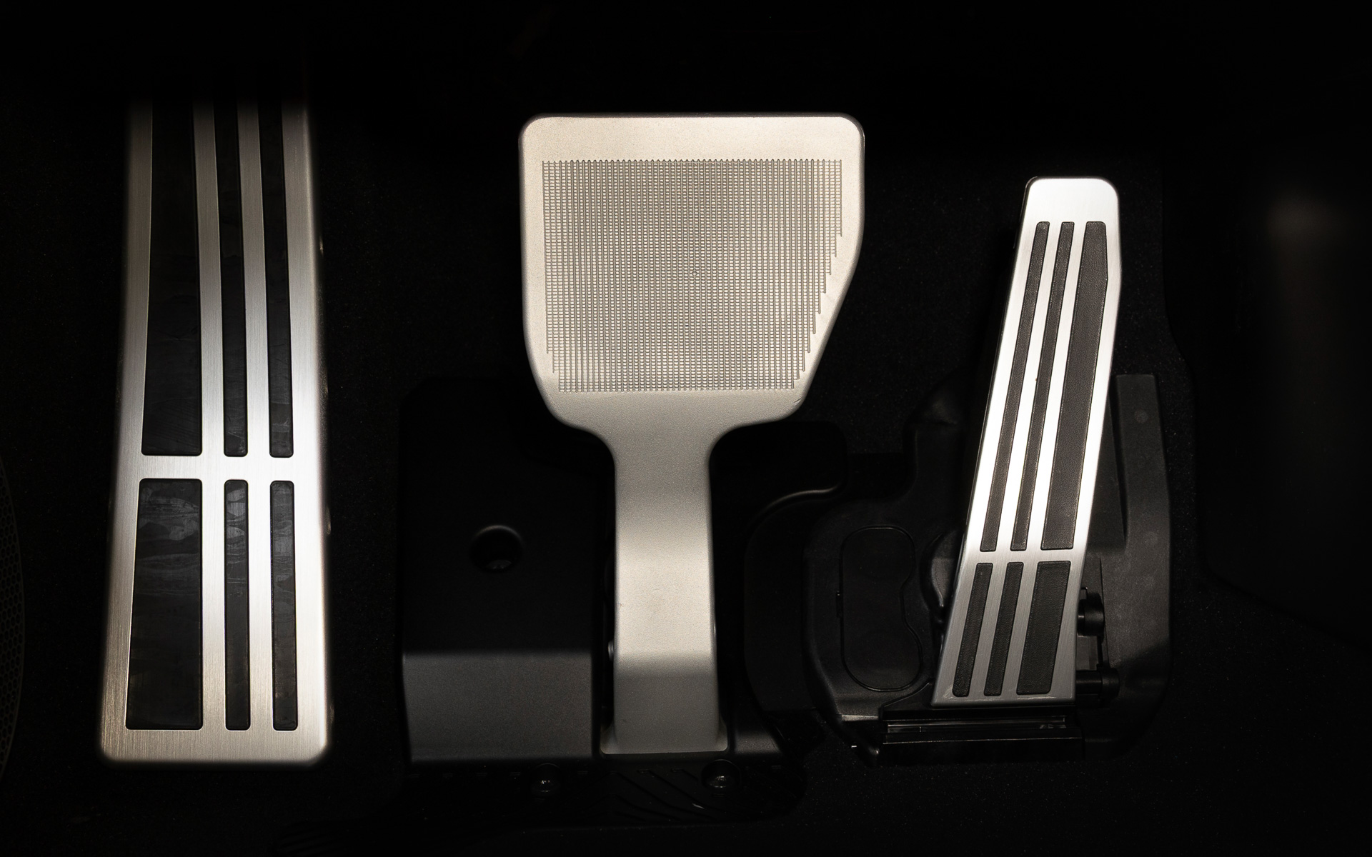 1モーターハイブリッドの8速ATのため2ペダルを採用。つまりAT免許で乗れる