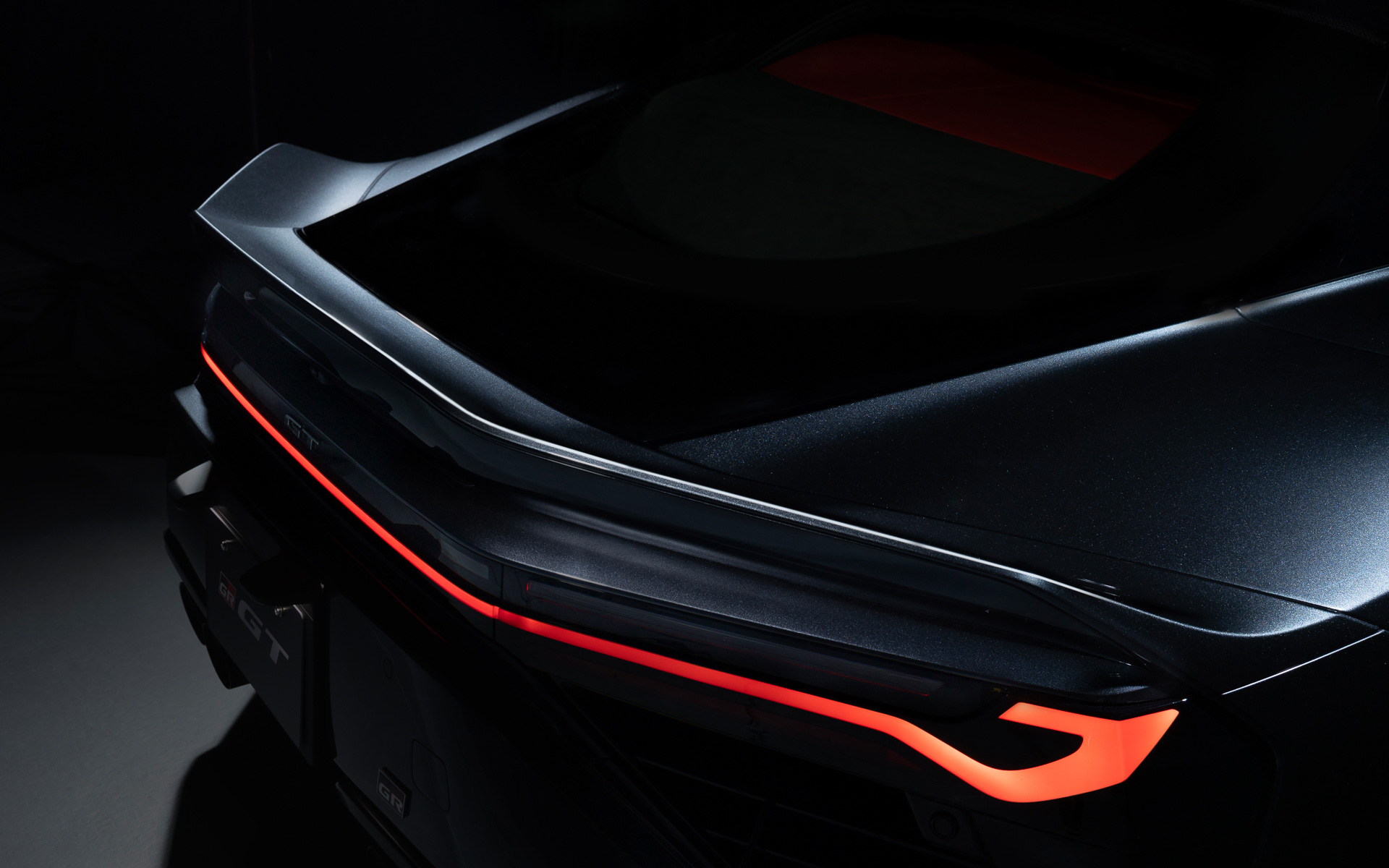 リアのダックテールを上方から