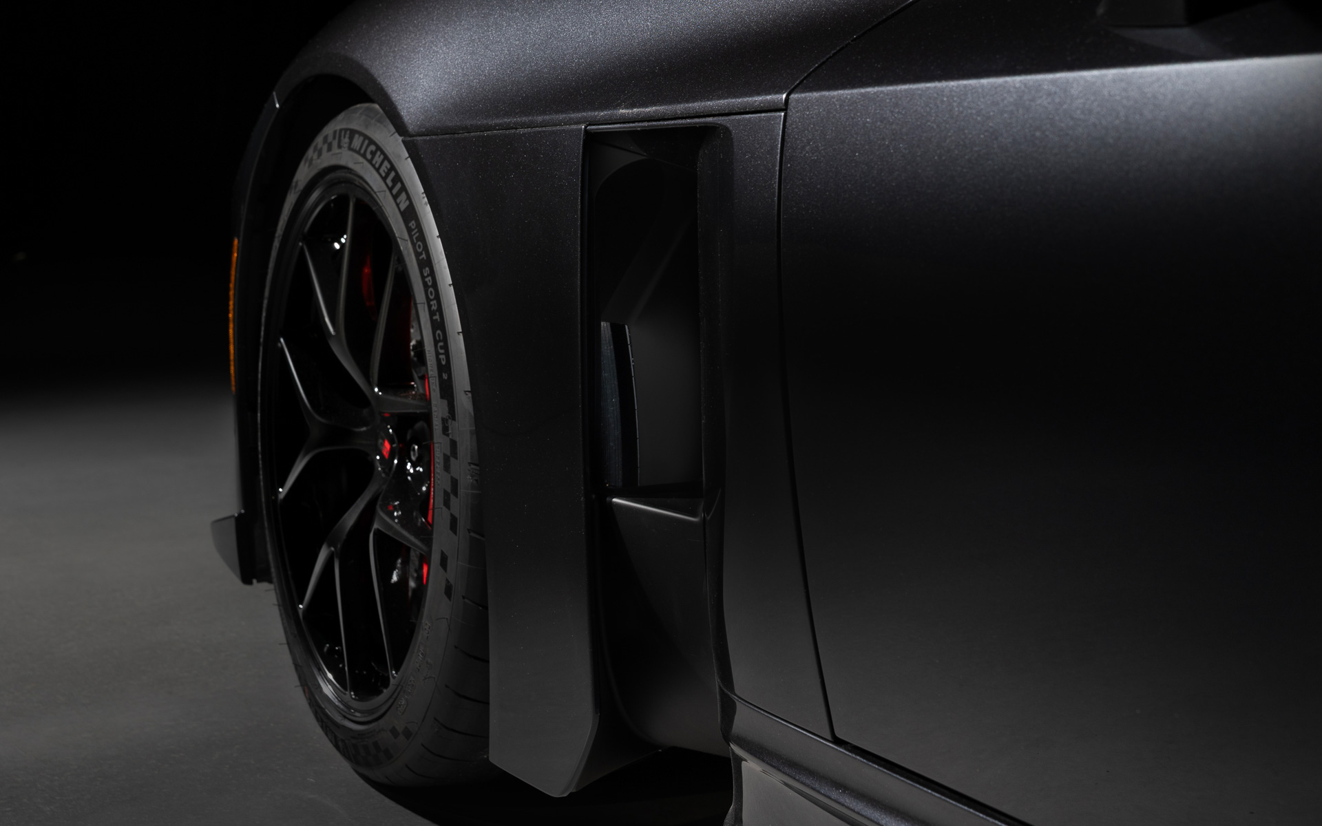 前輪後方のエアアウトレット。効率のよいエアアウトにこだわったデザイン