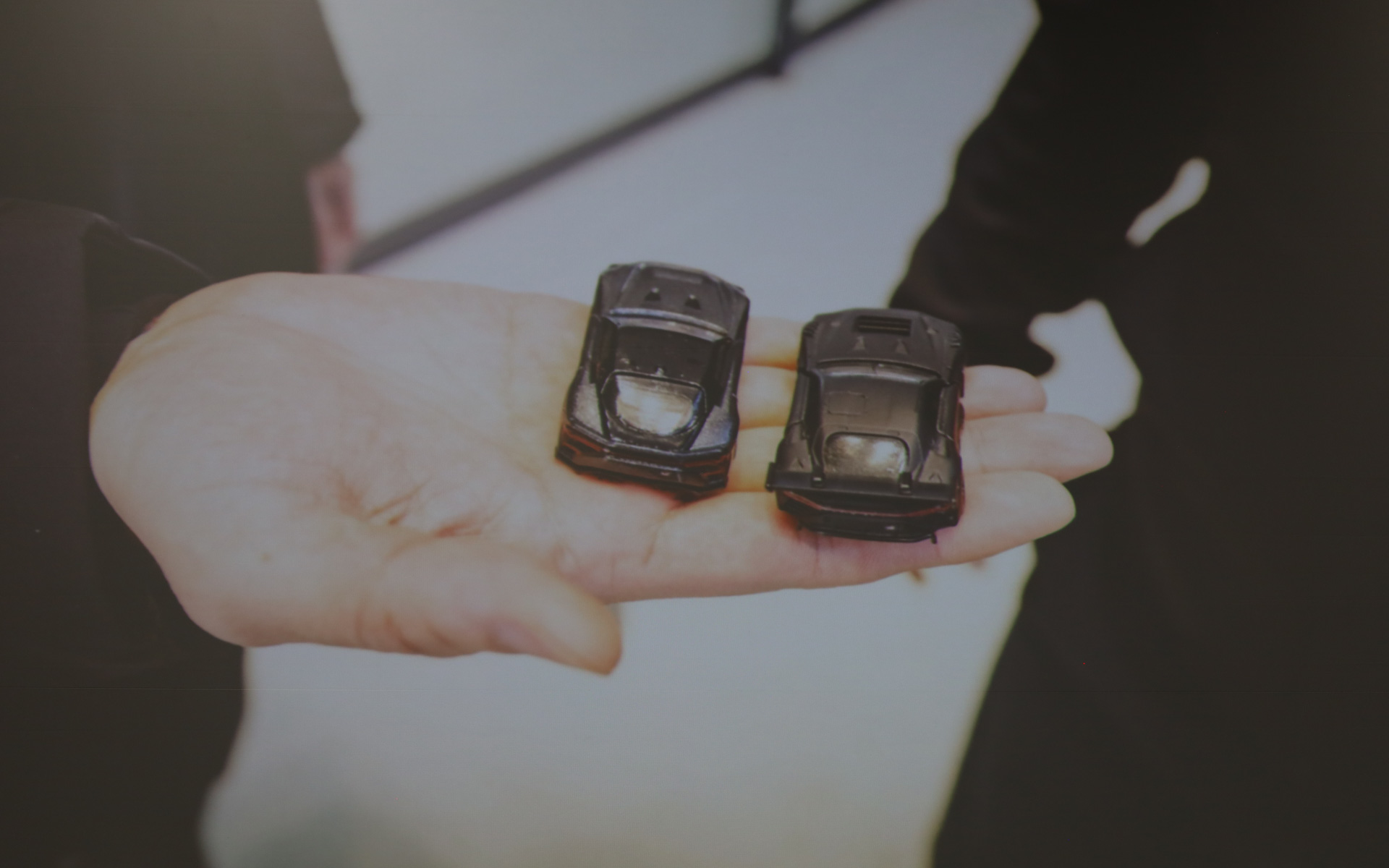 トヨタ自動車代表取締役会長 豊田章男氏がサンプル品を手にする写真が会場で披露された