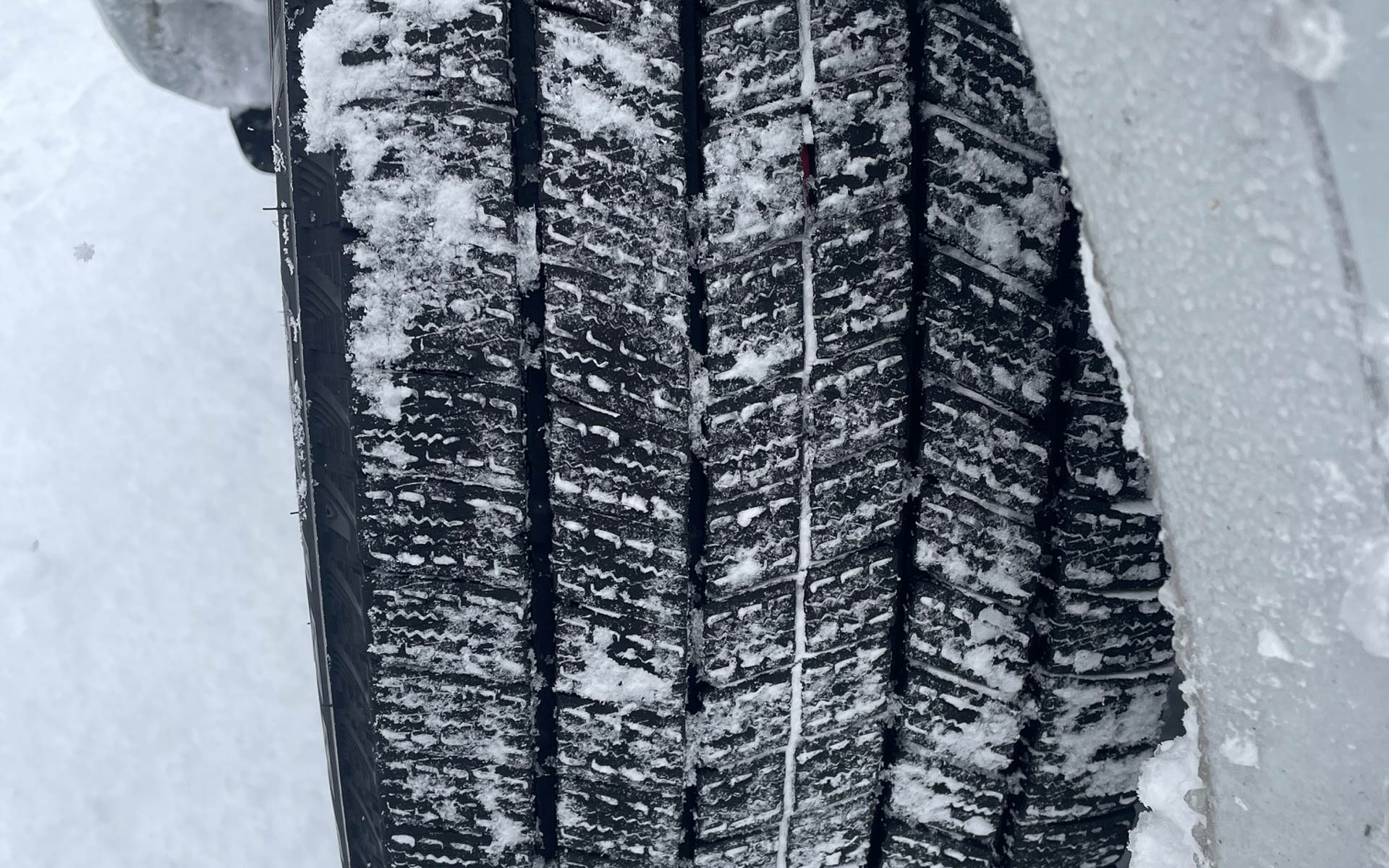 235/55R19サイズのパターン。試乗車はすべて4WDでそろえられた