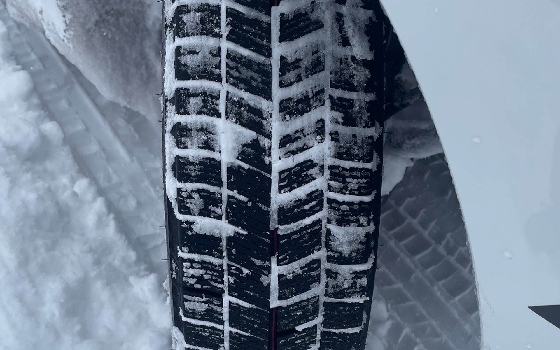 185/60R15サイズのパターン。サイズによってパターンを変えて最適性能が発揮されるように調整される