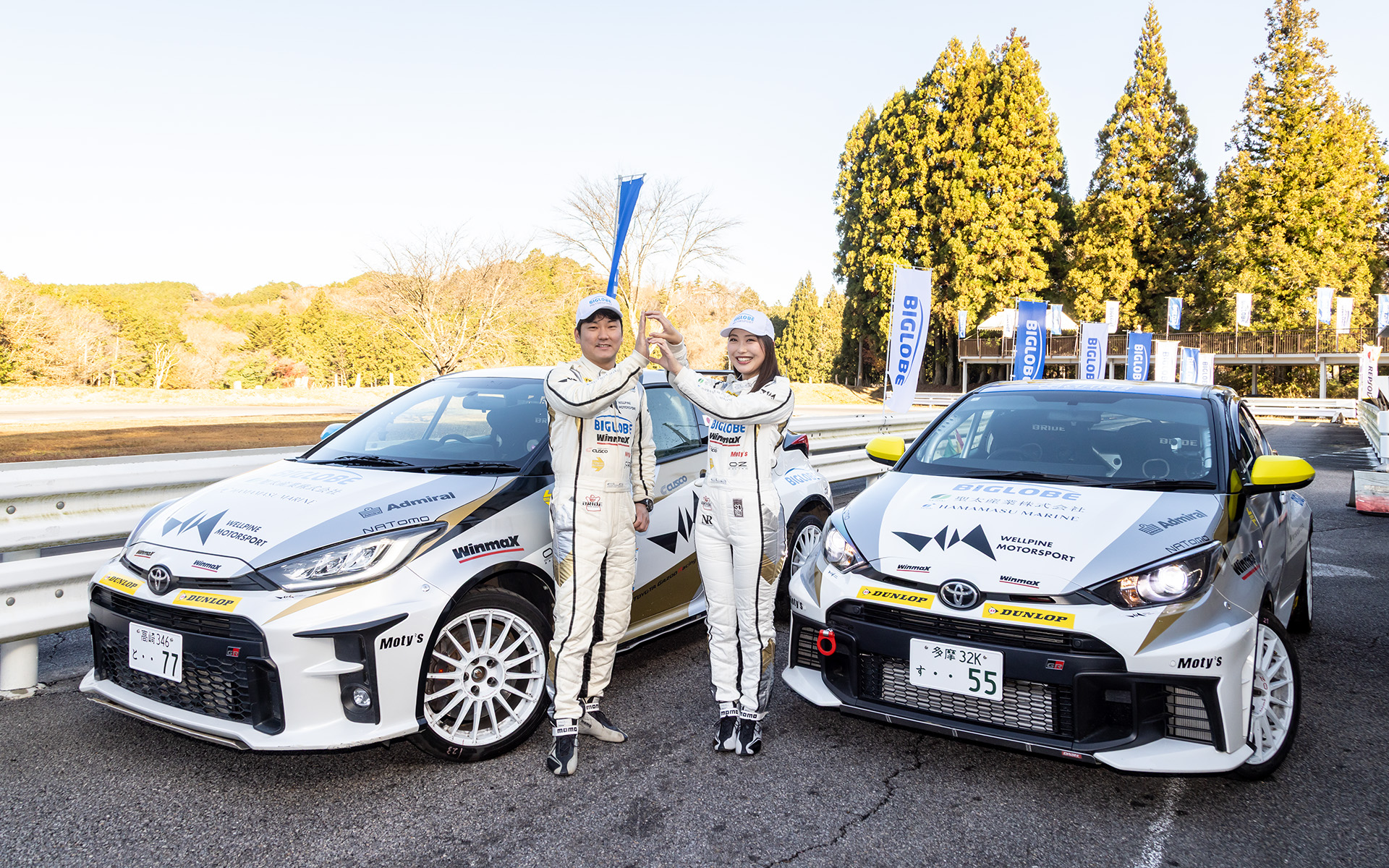 同乗走行にはウェルパインモータースポーツから長尾綱也選手（左）、及川紗利亜選手（右）がGRヤリスとともに参加。2人がビッグローブの「B」を表現
