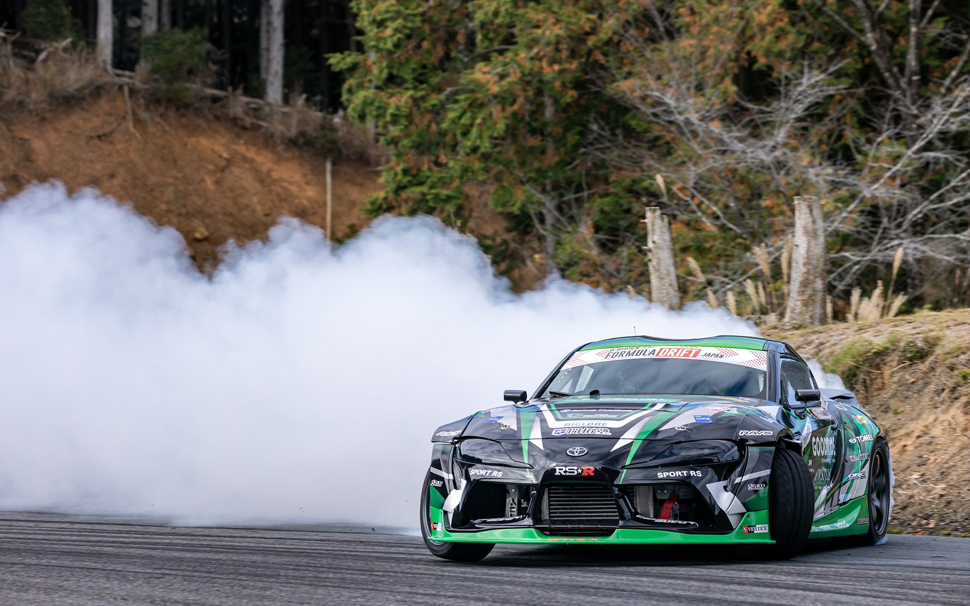 山中真生選手のGRスープラは2JZエンジンで1000馬力、サーキット内に白煙が立ちこめ、ストレートで聞こえるバブリングの音で大盛り上がり