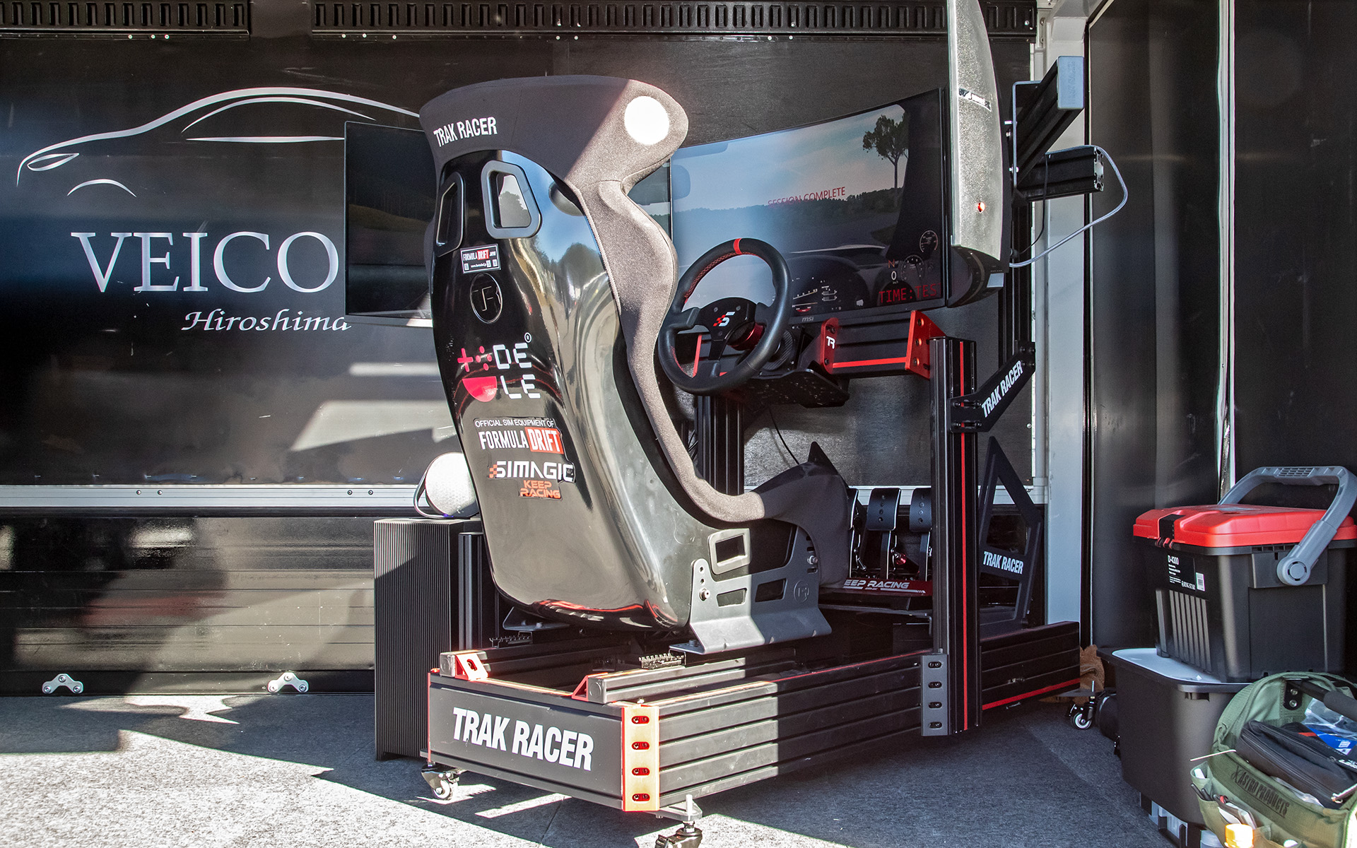 シミュレーターは総額で100万円オーバーの高性能機をDELE（デーリー）が用意。実車の走行に近いドライビングフィールを再現した