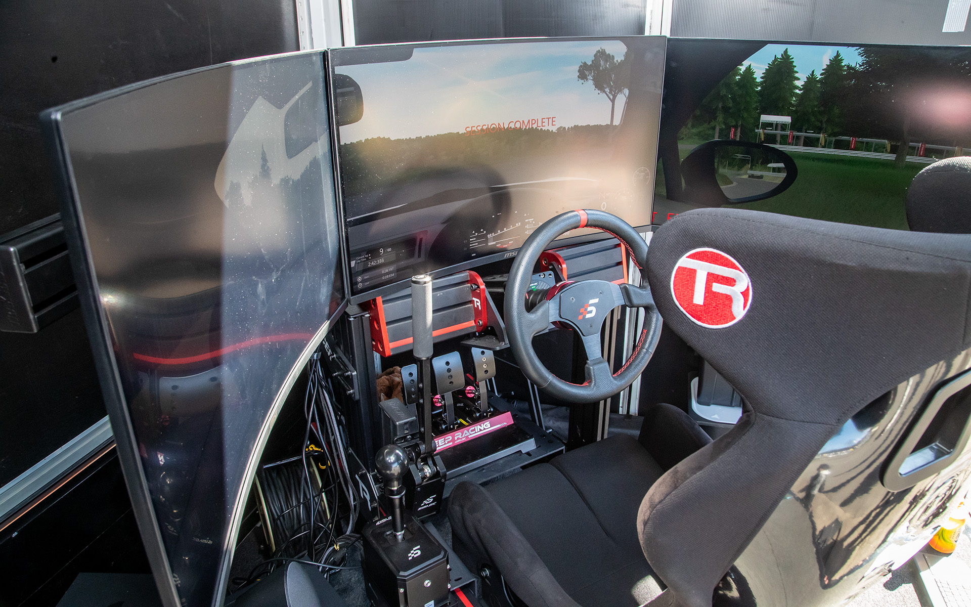 3画面で臨場感たっぷりの走行が可能