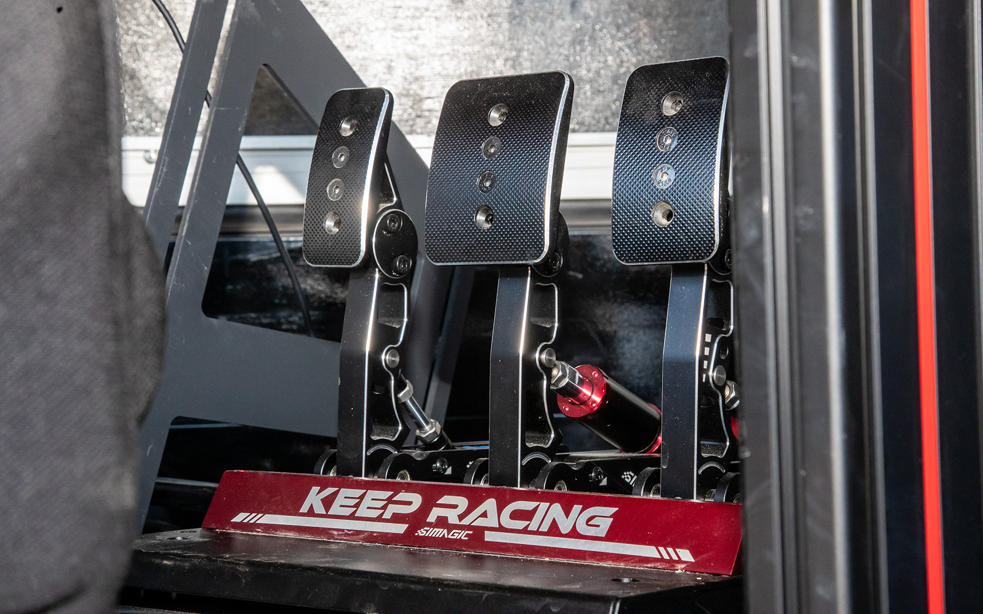 3画面で臨場感たっぷりの走行が可能