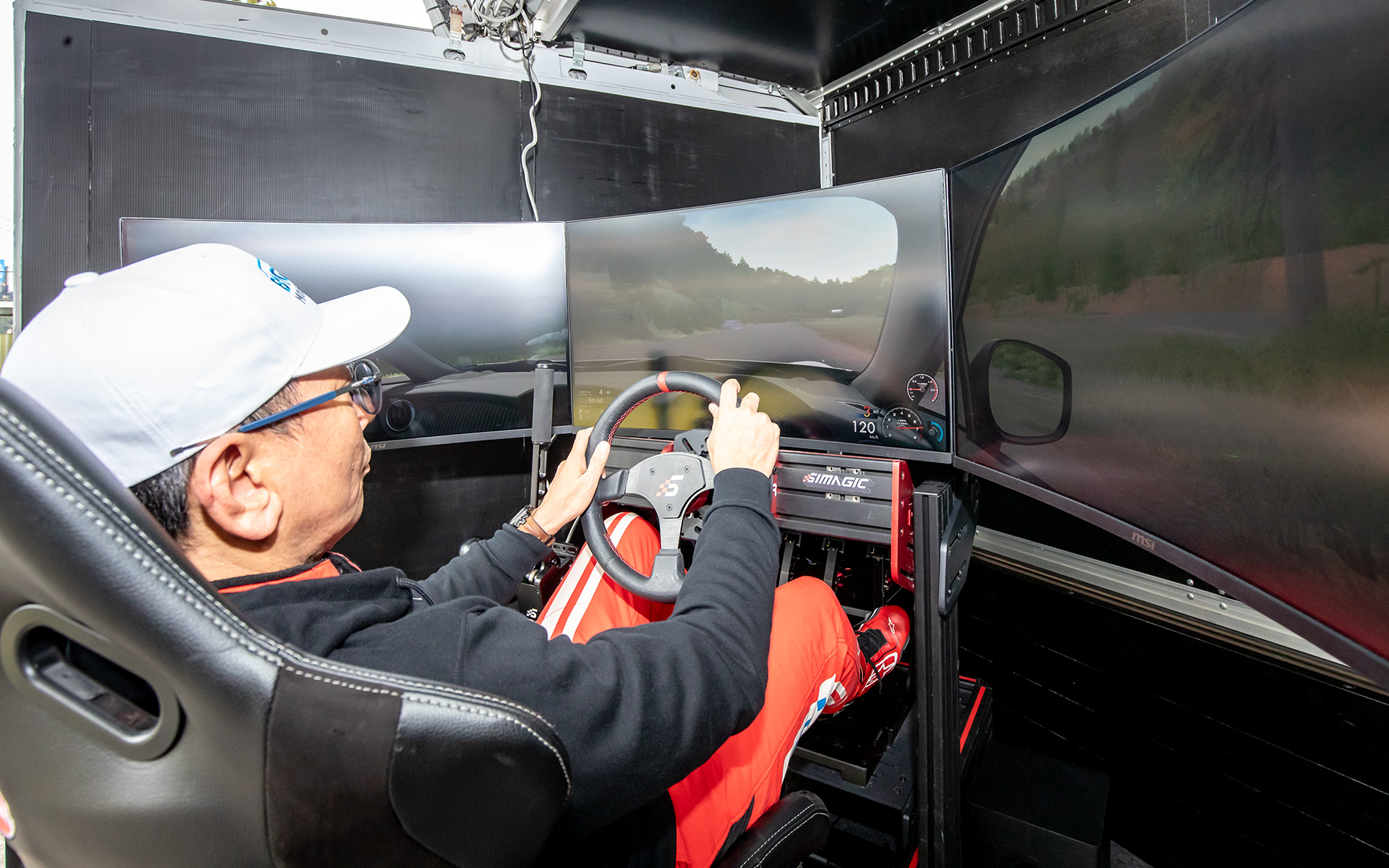 シミュレーターを体験中の橋本氏