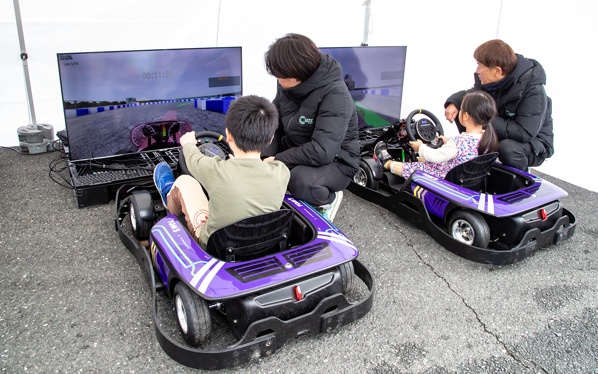 トムスの協力で子供向けのキッズEVカートも用意。こちらもまずはシミュレーターで練習