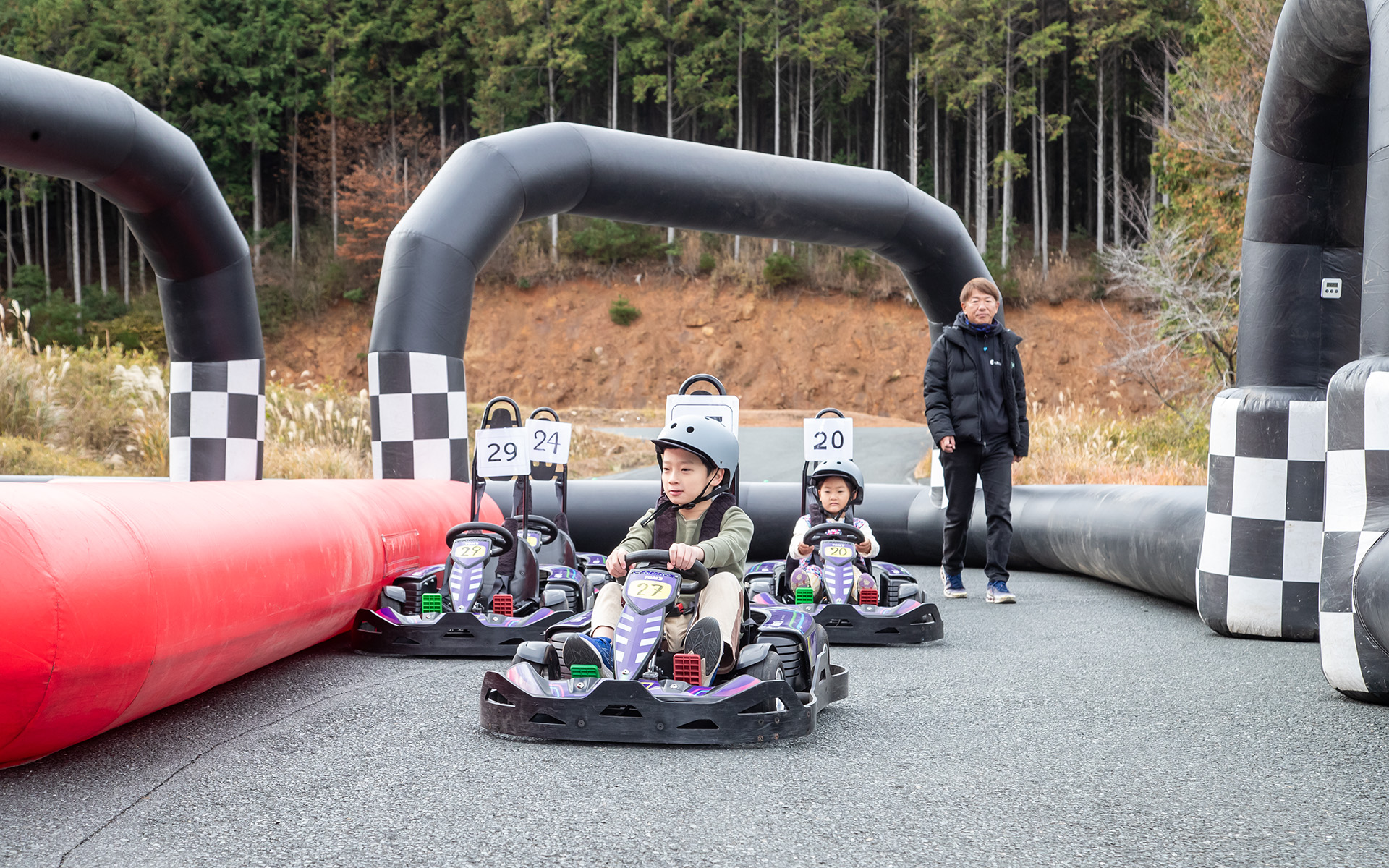 その後、キッズ用のコースで実車に乗る。しばらく走るうちにスムースに走行できるようになるから驚きだ
