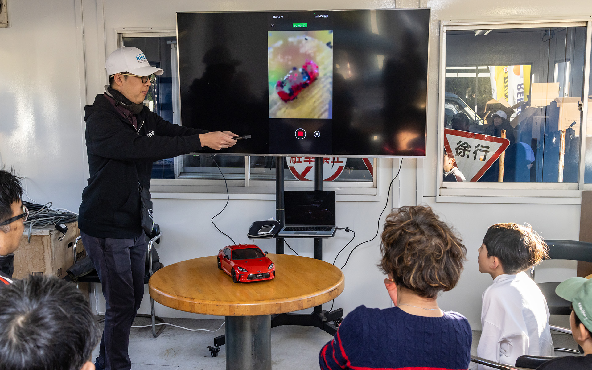 3Dスキャン体験。モノを手持ちのスマートフォンで3Dスキャンして、いつでも3Dで再現できる。モデルカーを使ったが本物のクルマでもスキャンして再現可能だ