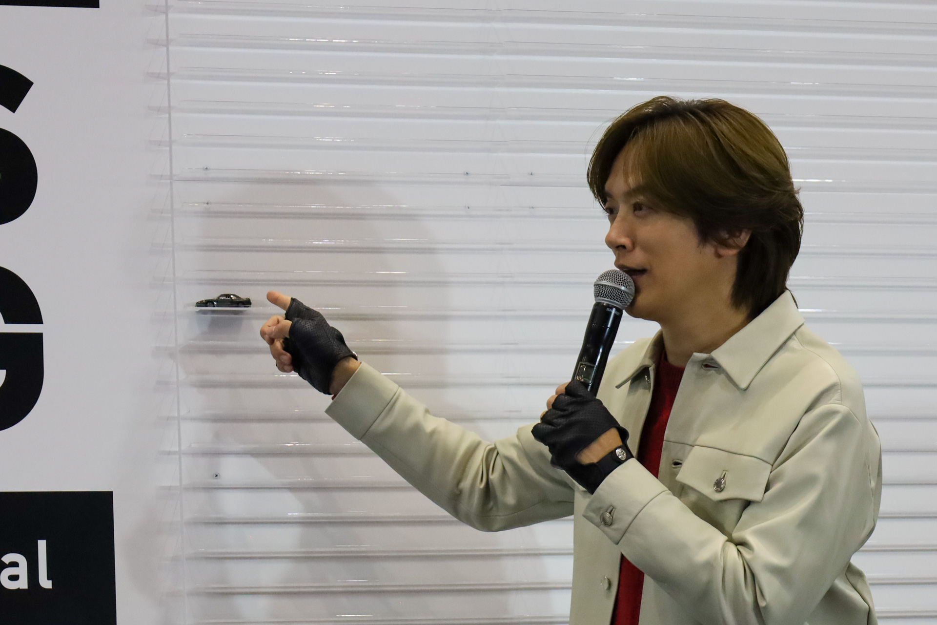 佐藤和奏さんとDAIGOさんが最初のトミカを展示した