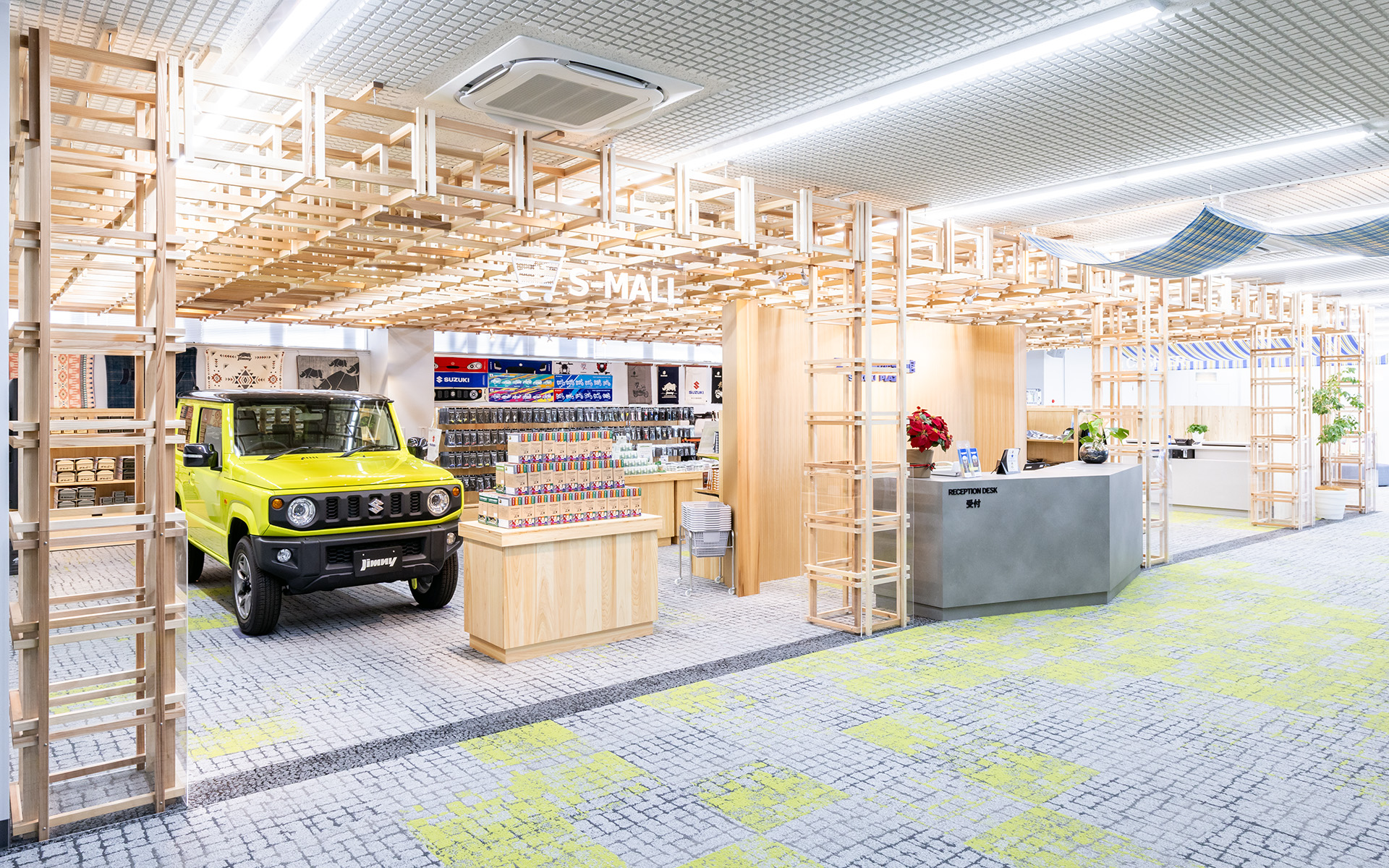 スズキ歴史館に入ると、ショップが迎えてくれる