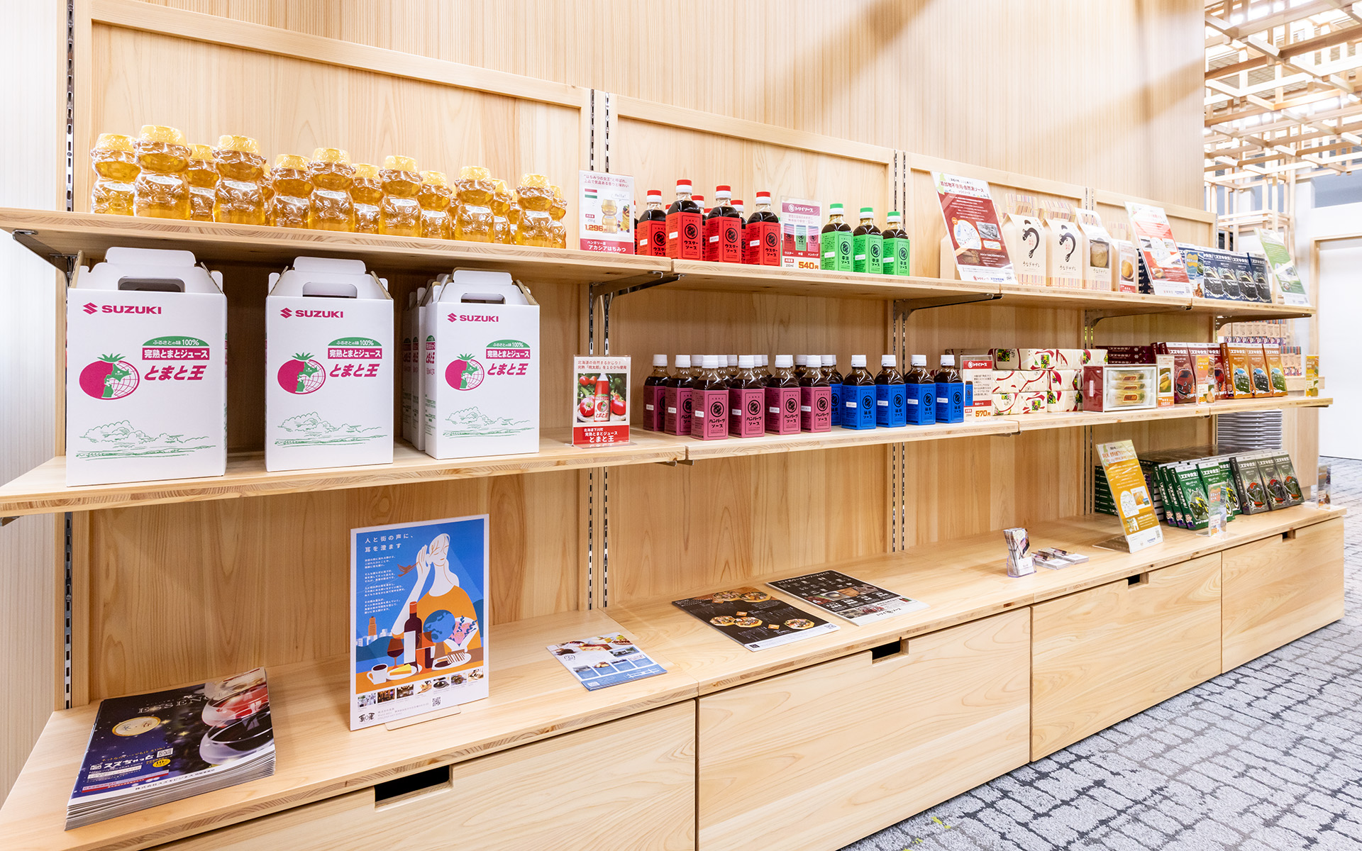 地元浜松やスズキと関連が深いアイテムも販売。うなぎパイもある