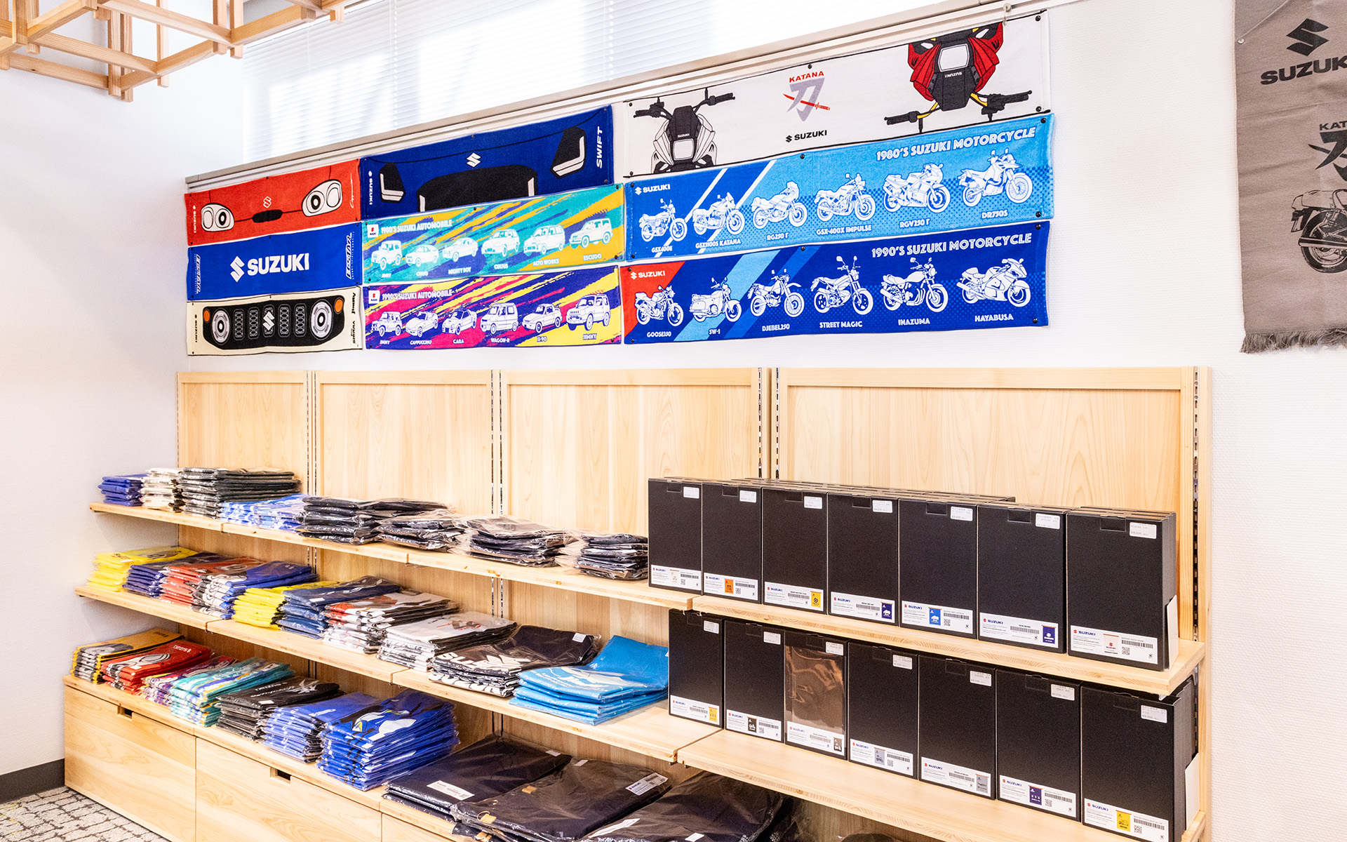 タオルも豊富にラインアップ。鈴木式織機で織った前かけもある