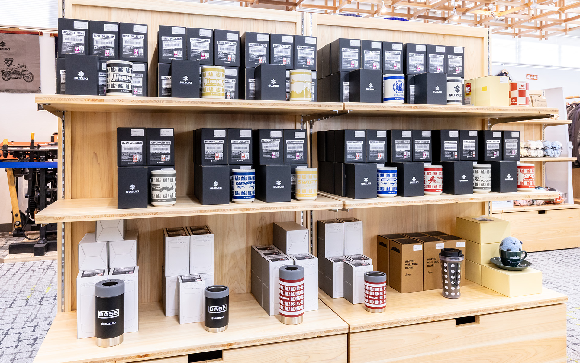 「鱸」などの文字が入る湯飲みも車種別にそろう