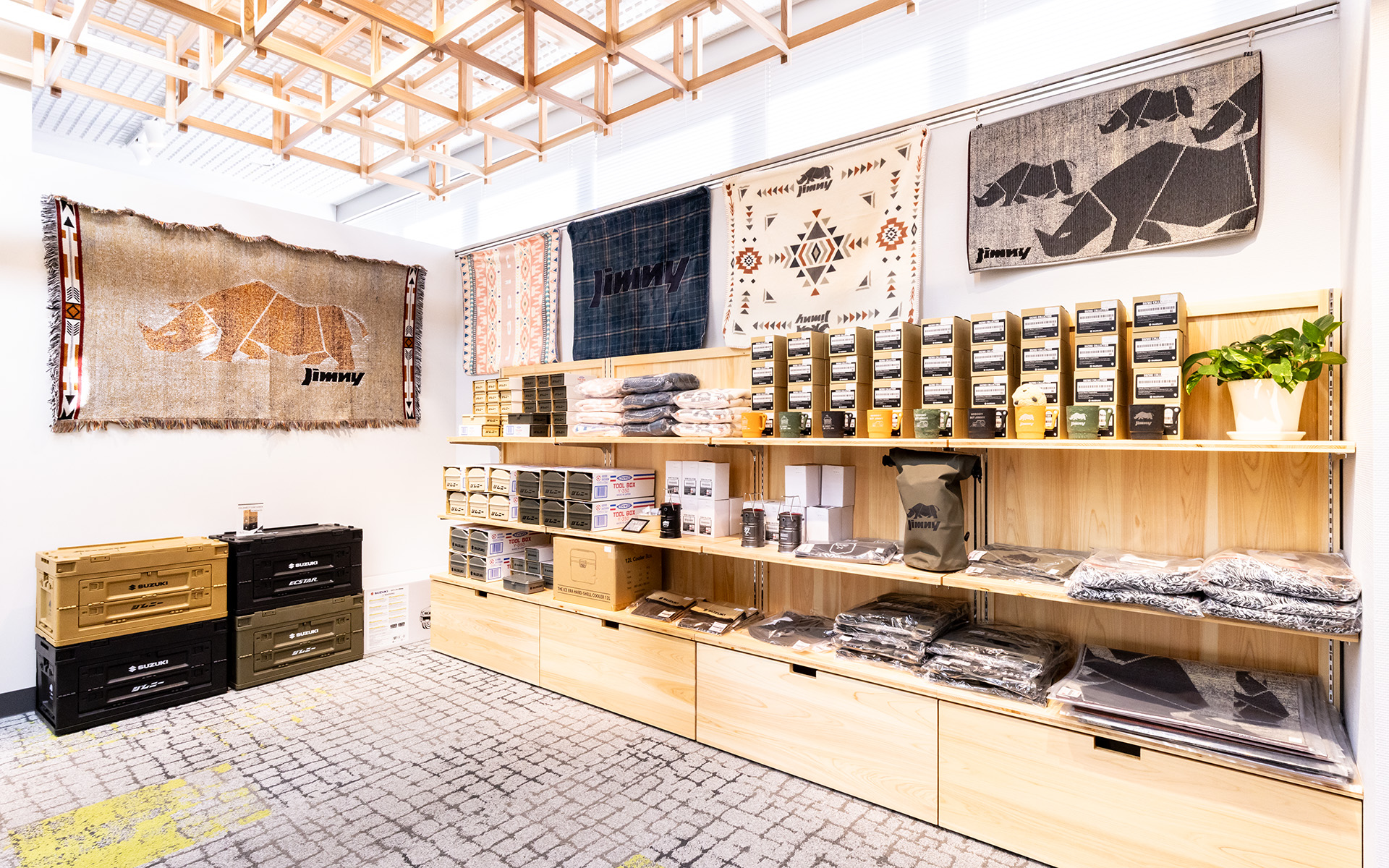 これはジムニーグッズのコーナー。工具箱や折りたたみコンテナもある
