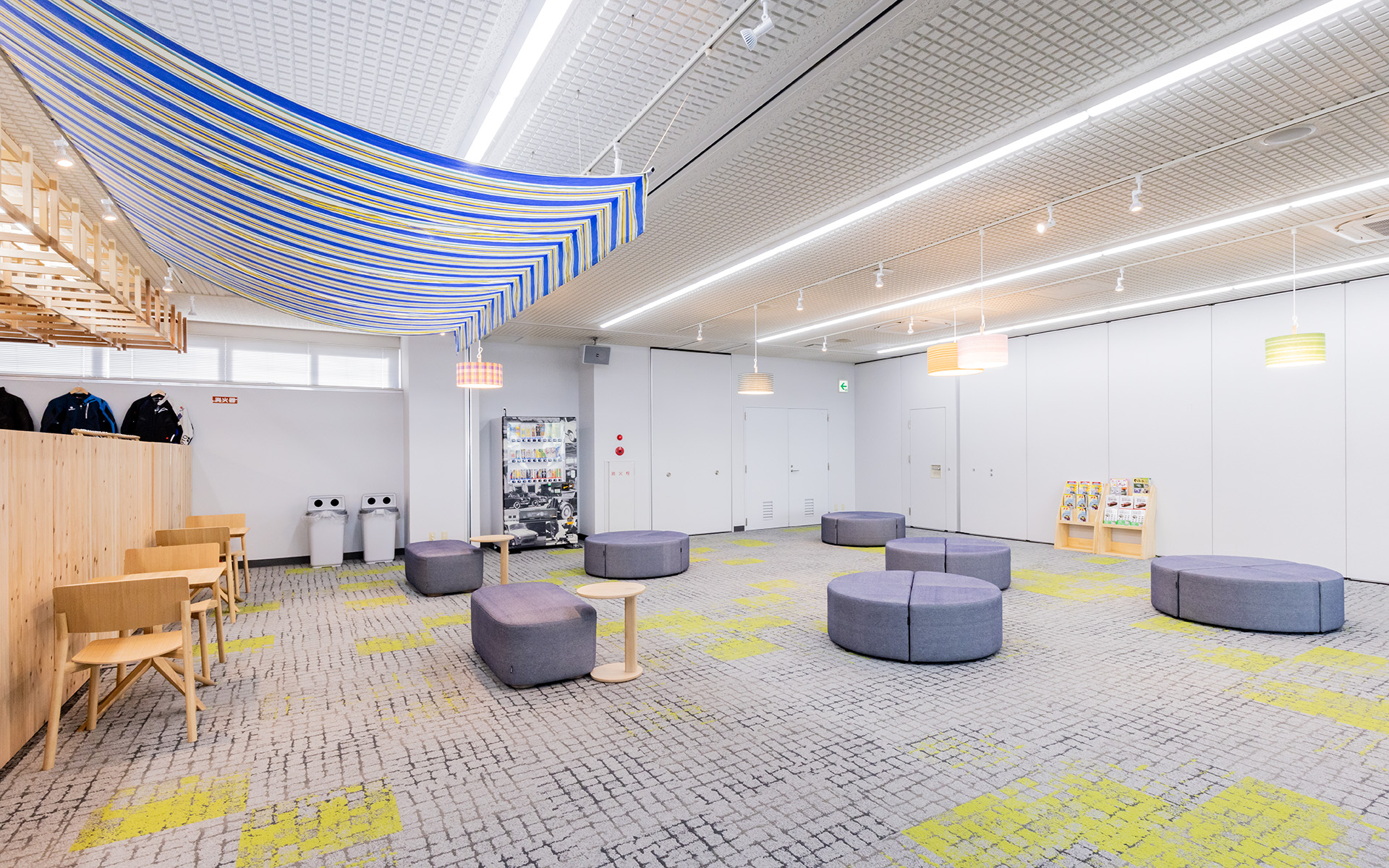 休憩スペースには鈴木式織機で織ったテント、照明には遠州織の天吊りライトシェードを用いた